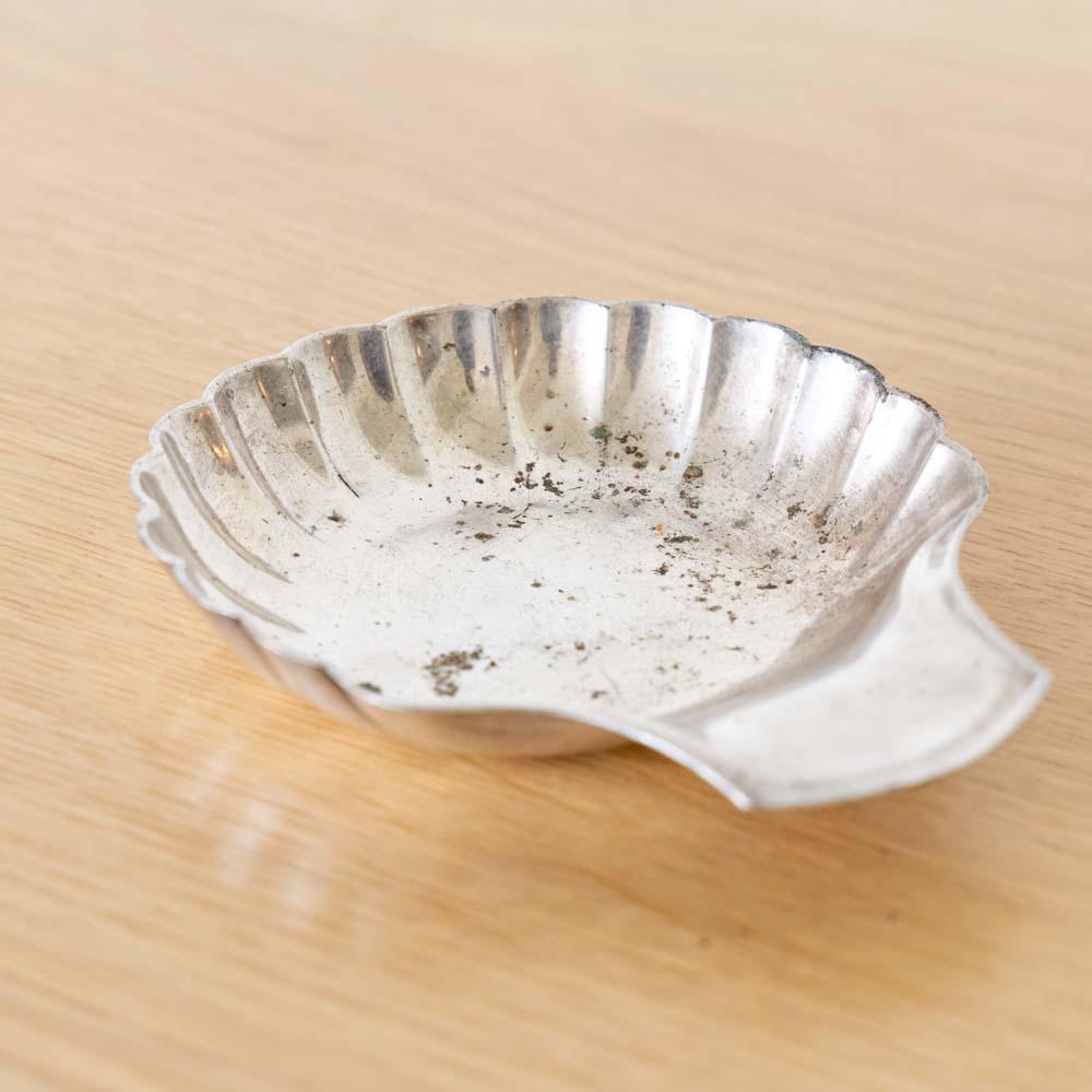 Petite coquille vide poche en métal argenté Bon état à Los Angeles, CA