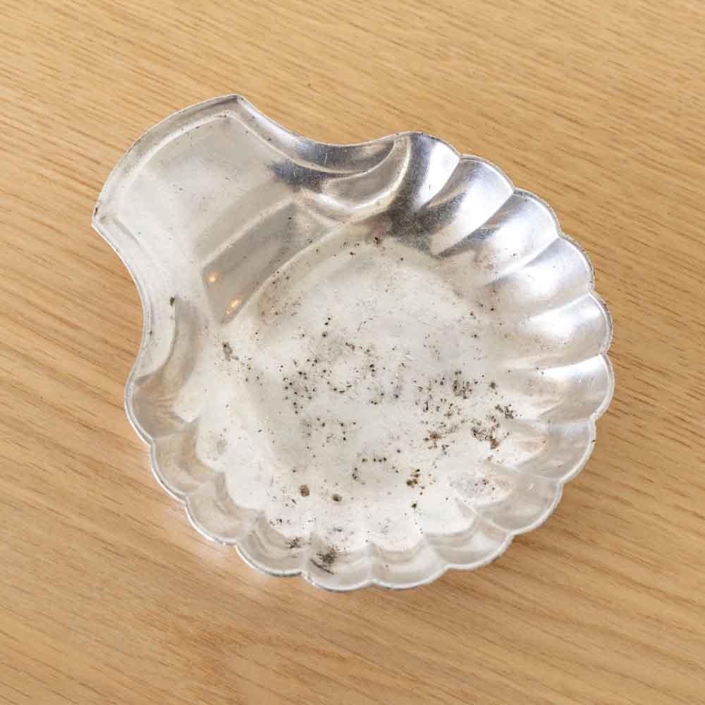 Milieu du XXe siècle Petite coquille vide poche en métal argenté
