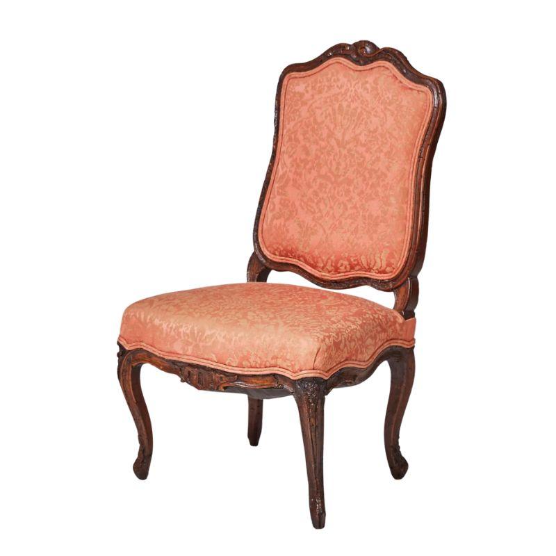 Louis XV Petite chaise française avec tapisserie d'ameublement en damas de soie en vente