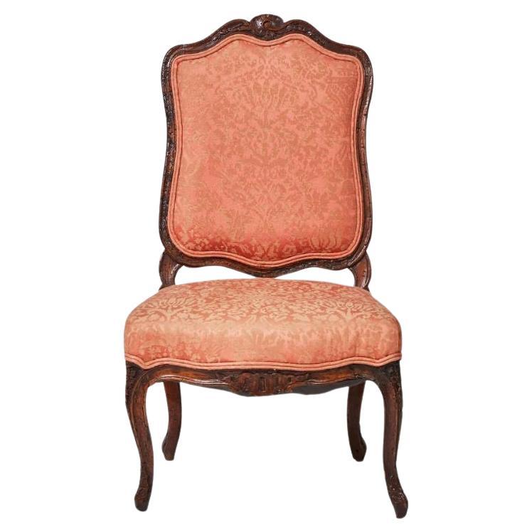Petite chaise française avec tapisserie d'ameublement en damas de soie en vente