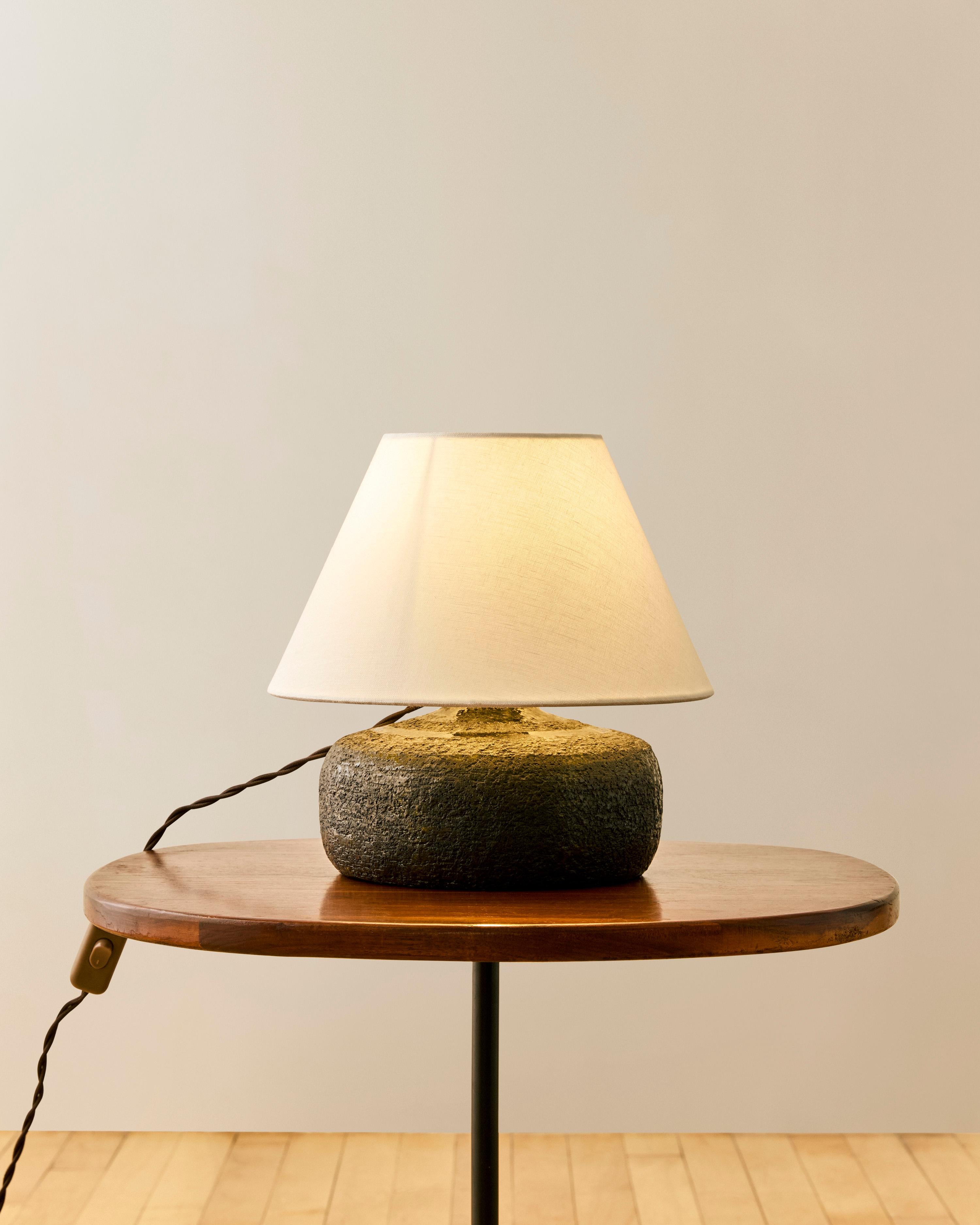 Kleine französische Steinlampe mit modernem Schirm. 