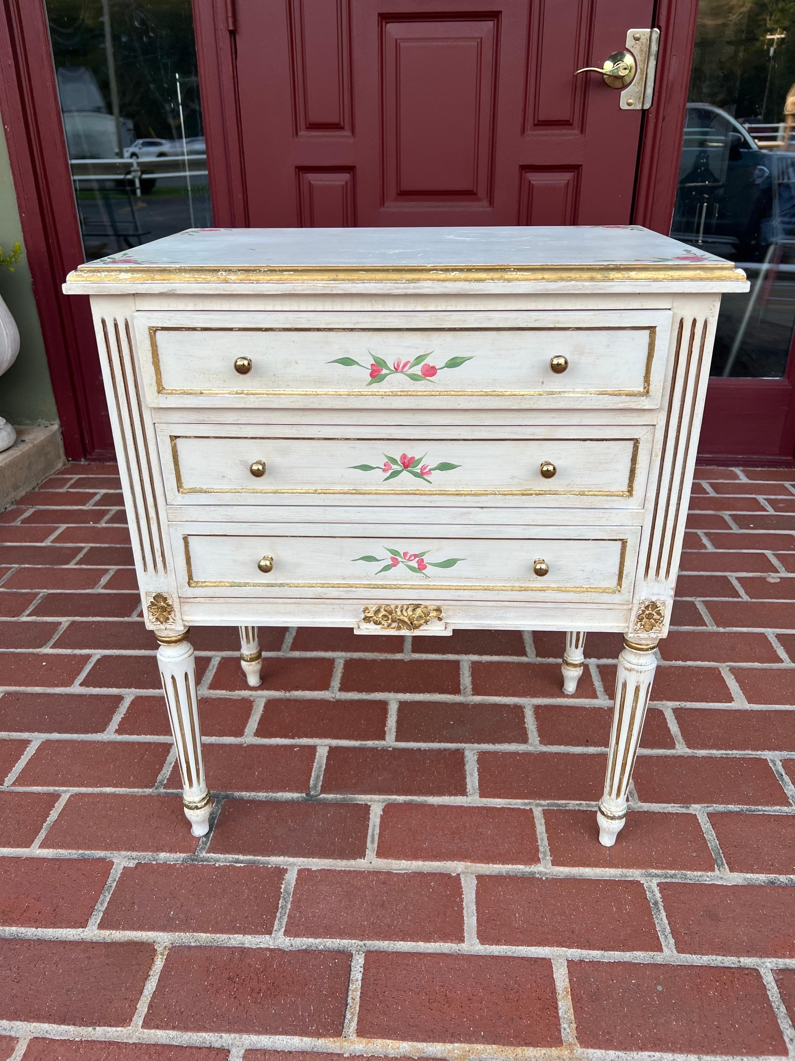 Cassettone in stile francese Petite
Dolce pezzo femminile a tre cassetti. Perfetto per i gioielli. Diminutivo con dolci tiretti in ottone e fiori dipinti a mano. Perfetto per una camera femminile. 