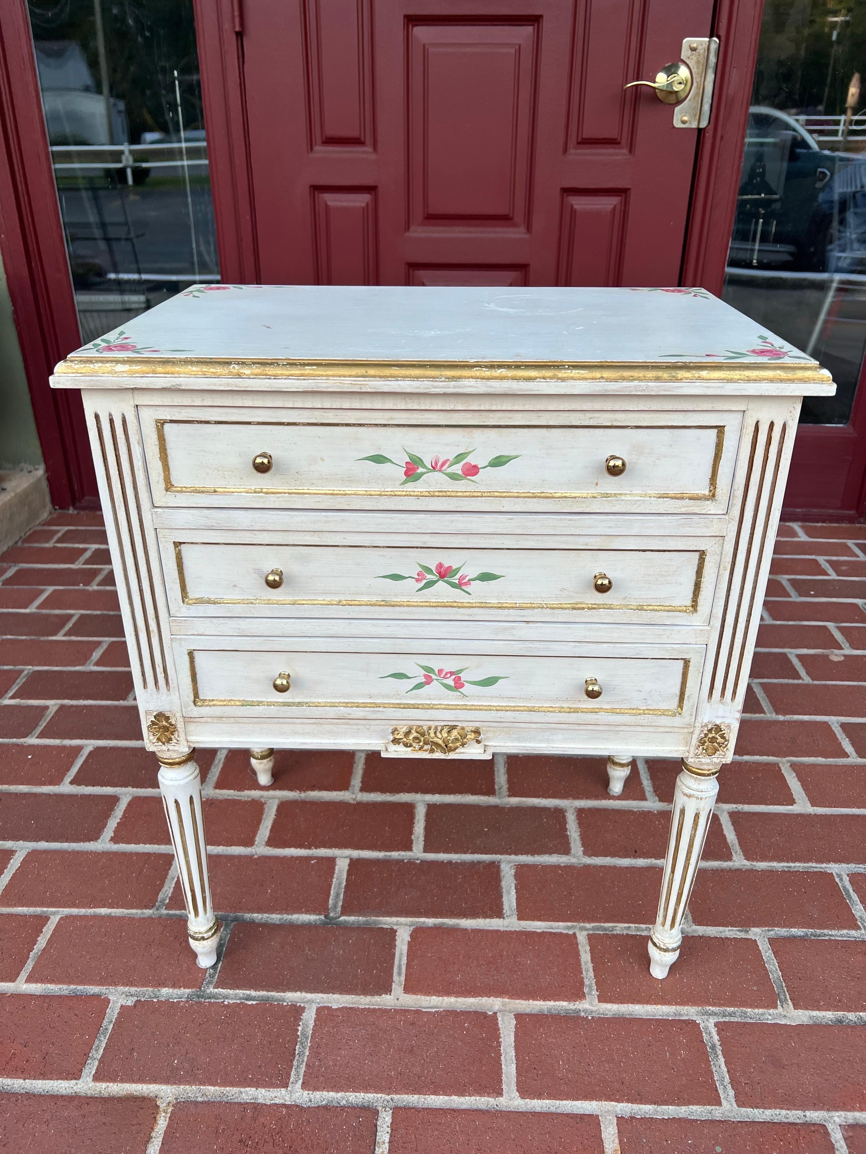Stile provenzale Petite French Style Chest of Drawers in vendita