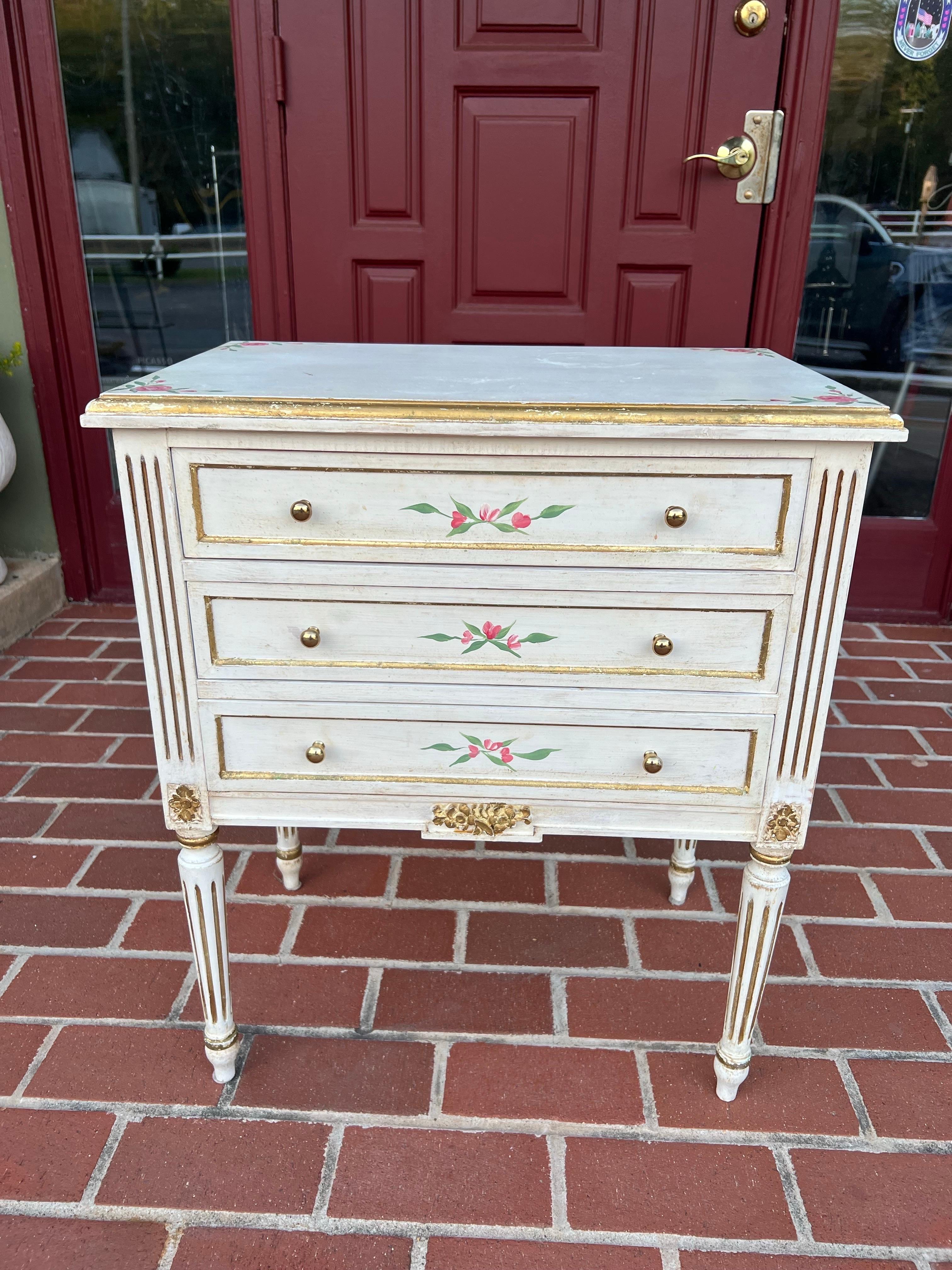 Petite French Style Chest of Drawers In condizioni buone in vendita a Redding, CT