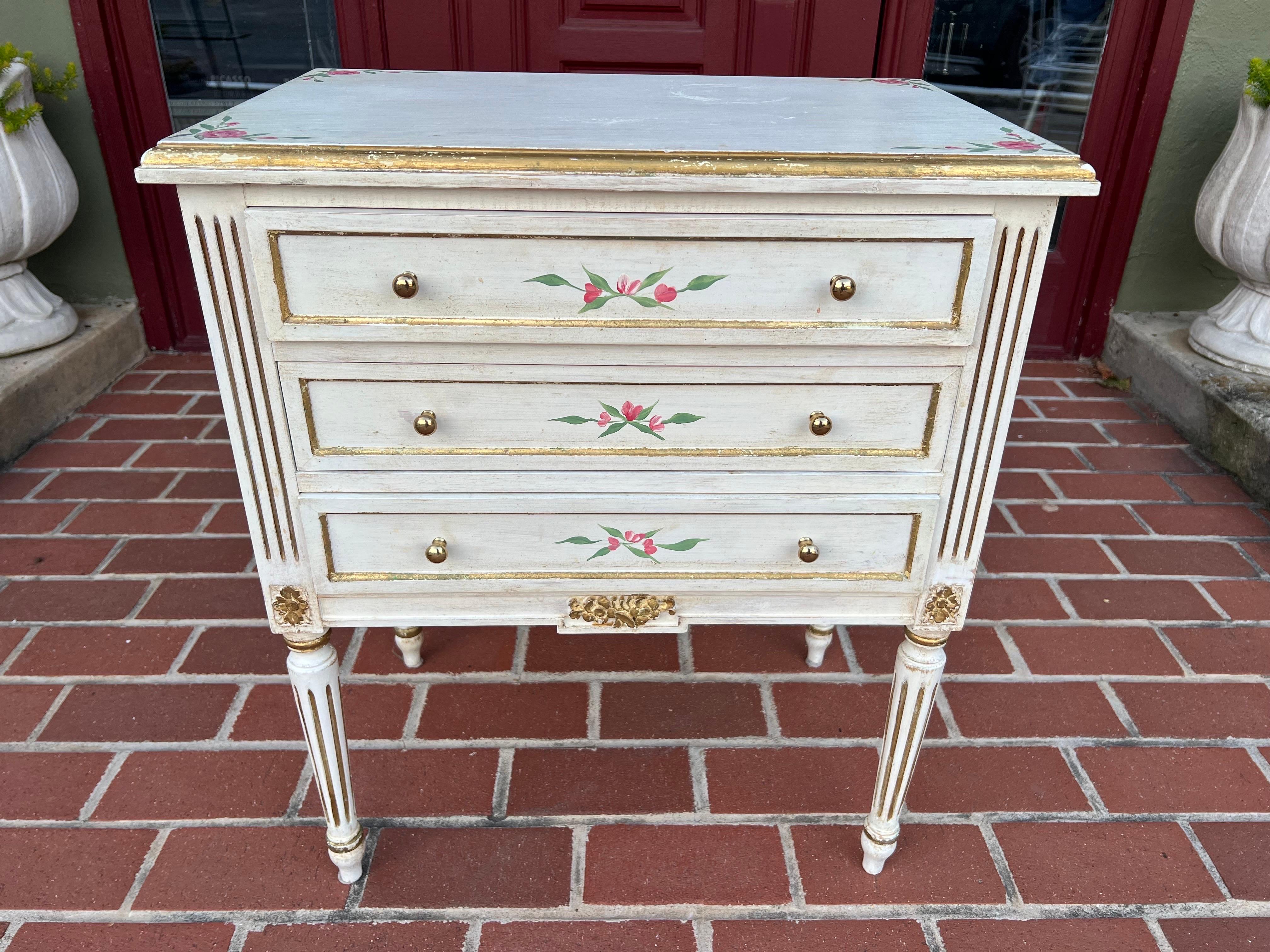 Metà XX secolo Petite French Style Chest of Drawers in vendita