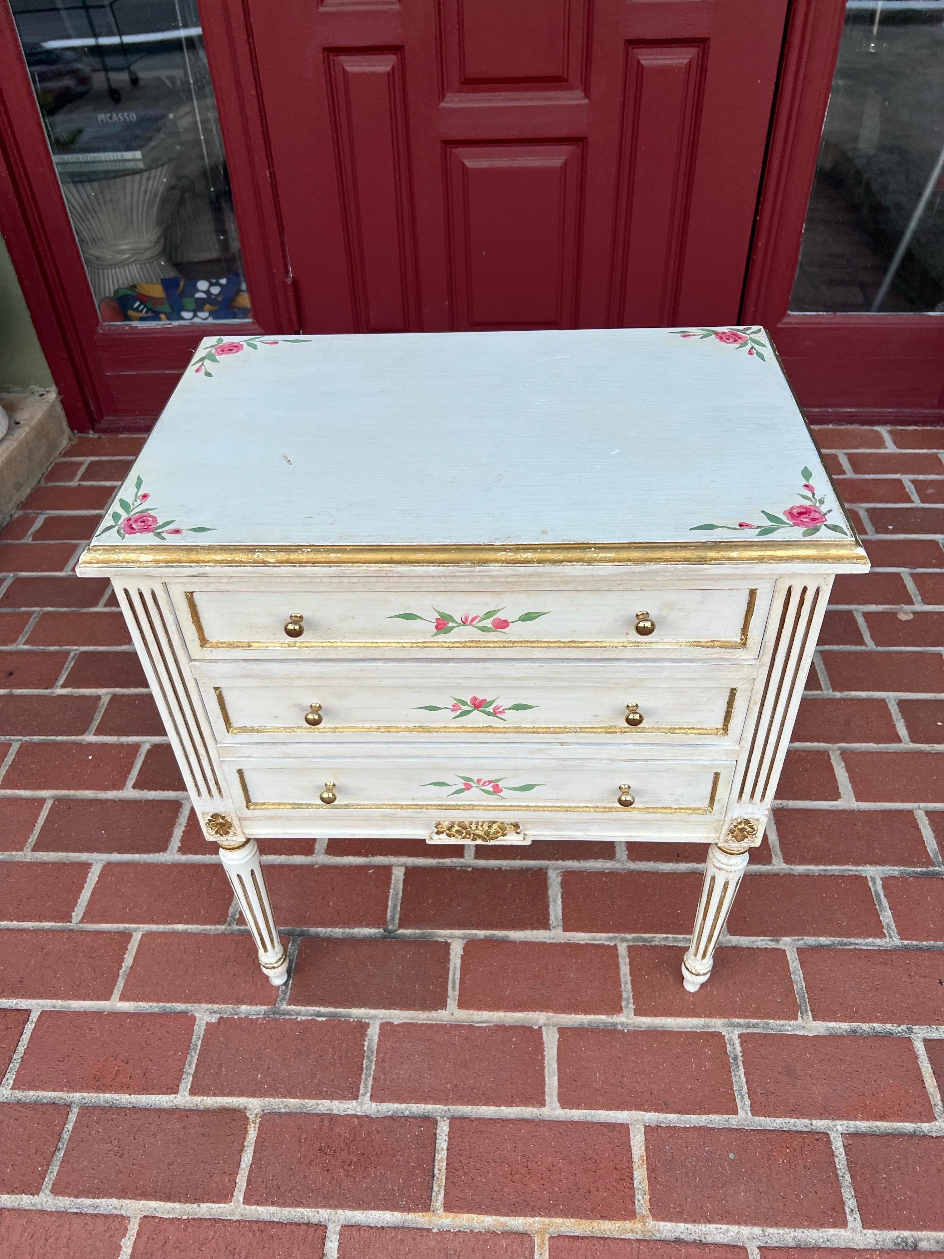 Petite French Style Chest of Drawers in vendita 1