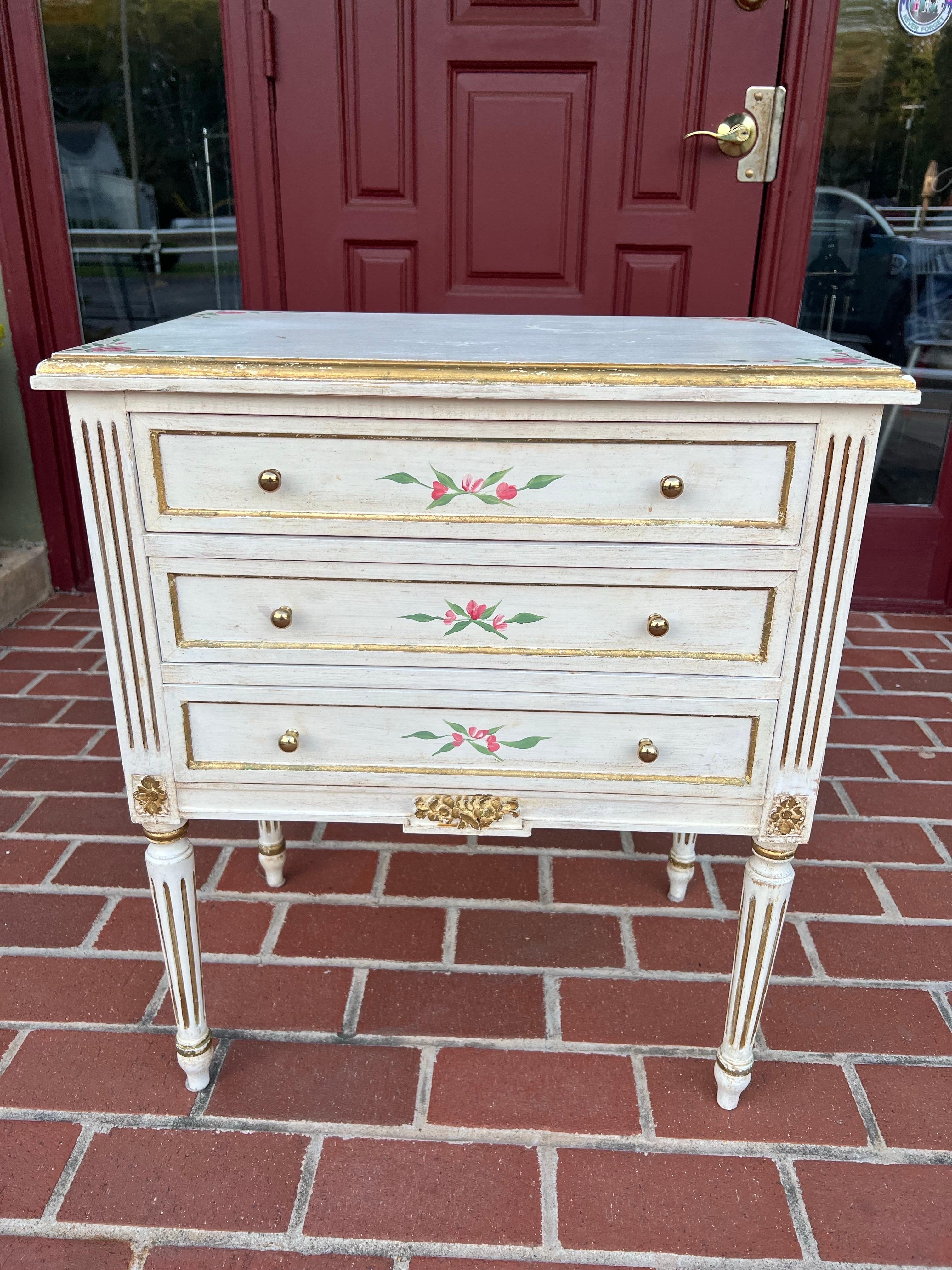 Petite French Style Chest of Drawers in vendita 2