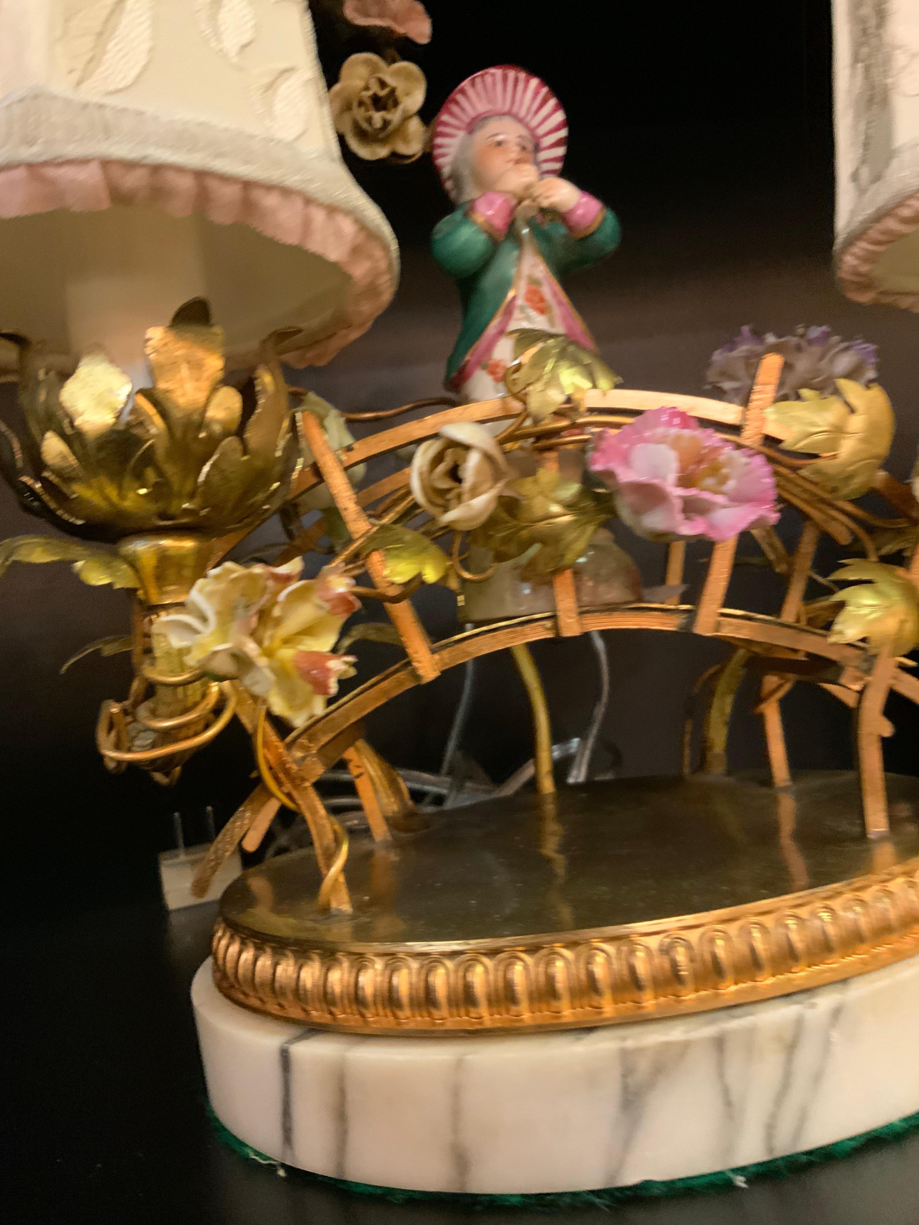 Francese Lampada da tavolo francese Petite in bronzo e porcellana su base in marmo in vendita