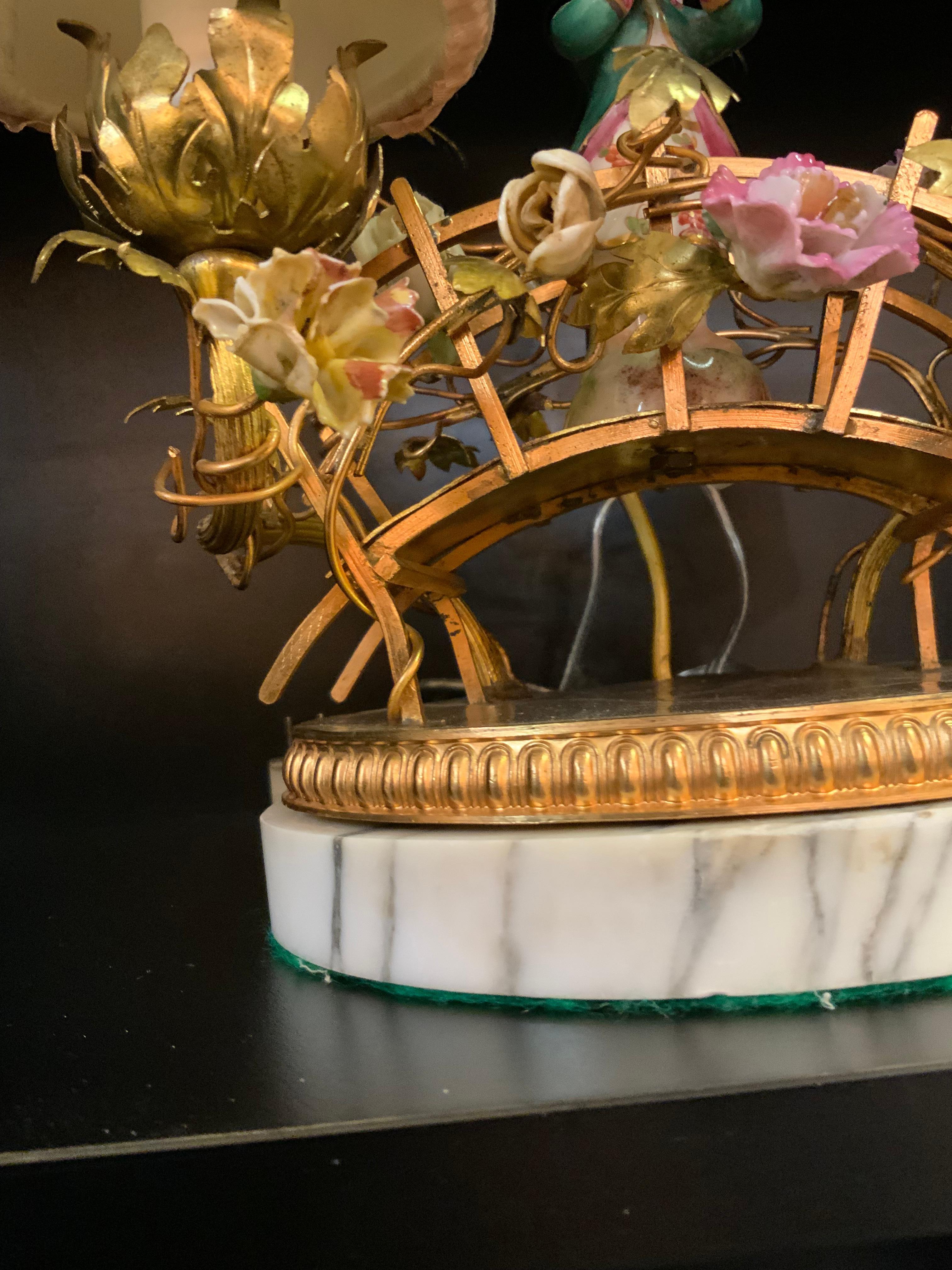 Lampada da tavolo francese Petite in bronzo e porcellana su base in marmo In condizioni ottime in vendita a Houston, TX