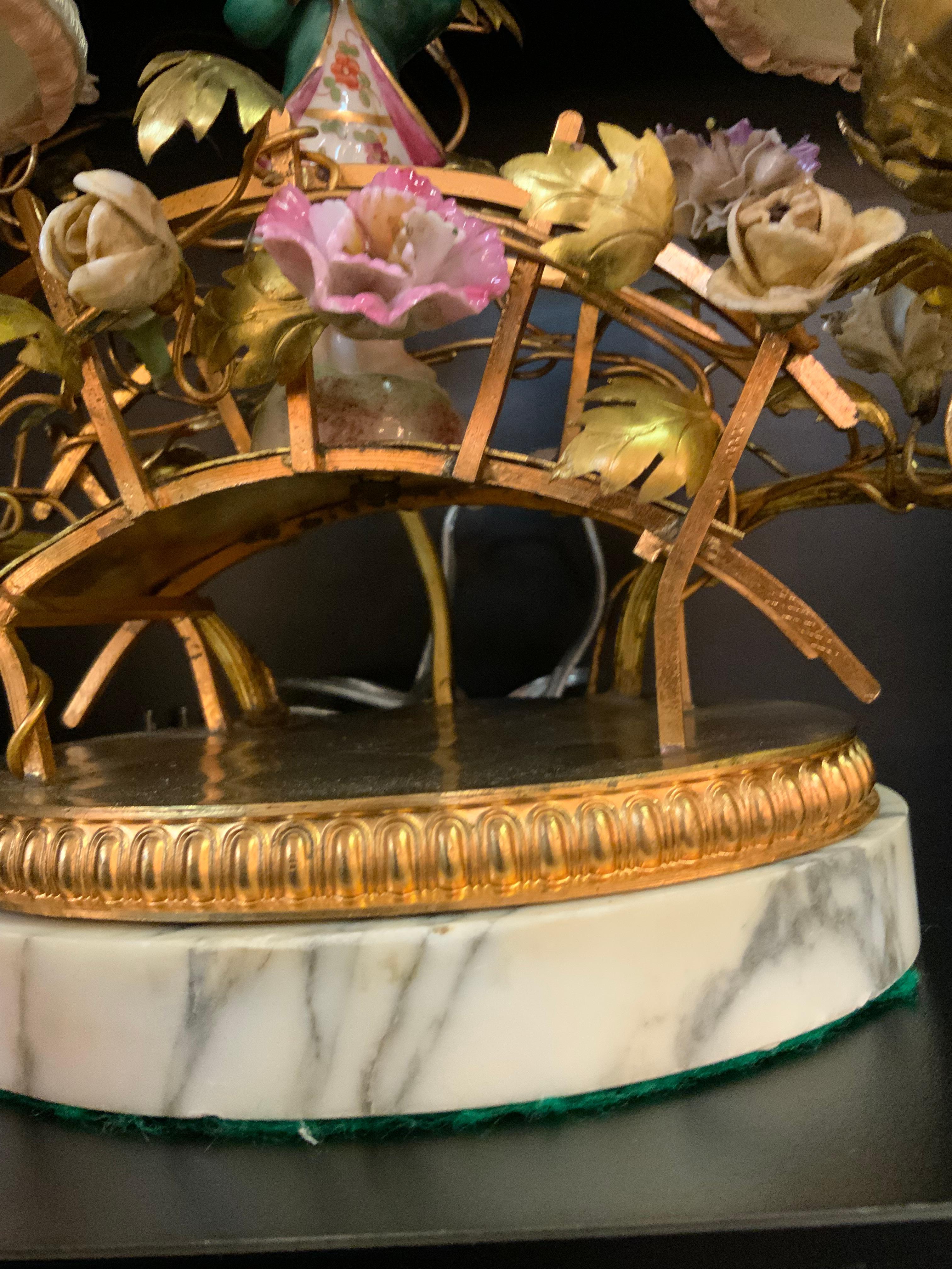 XX secolo Lampada da tavolo francese Petite in bronzo e porcellana su base in marmo in vendita