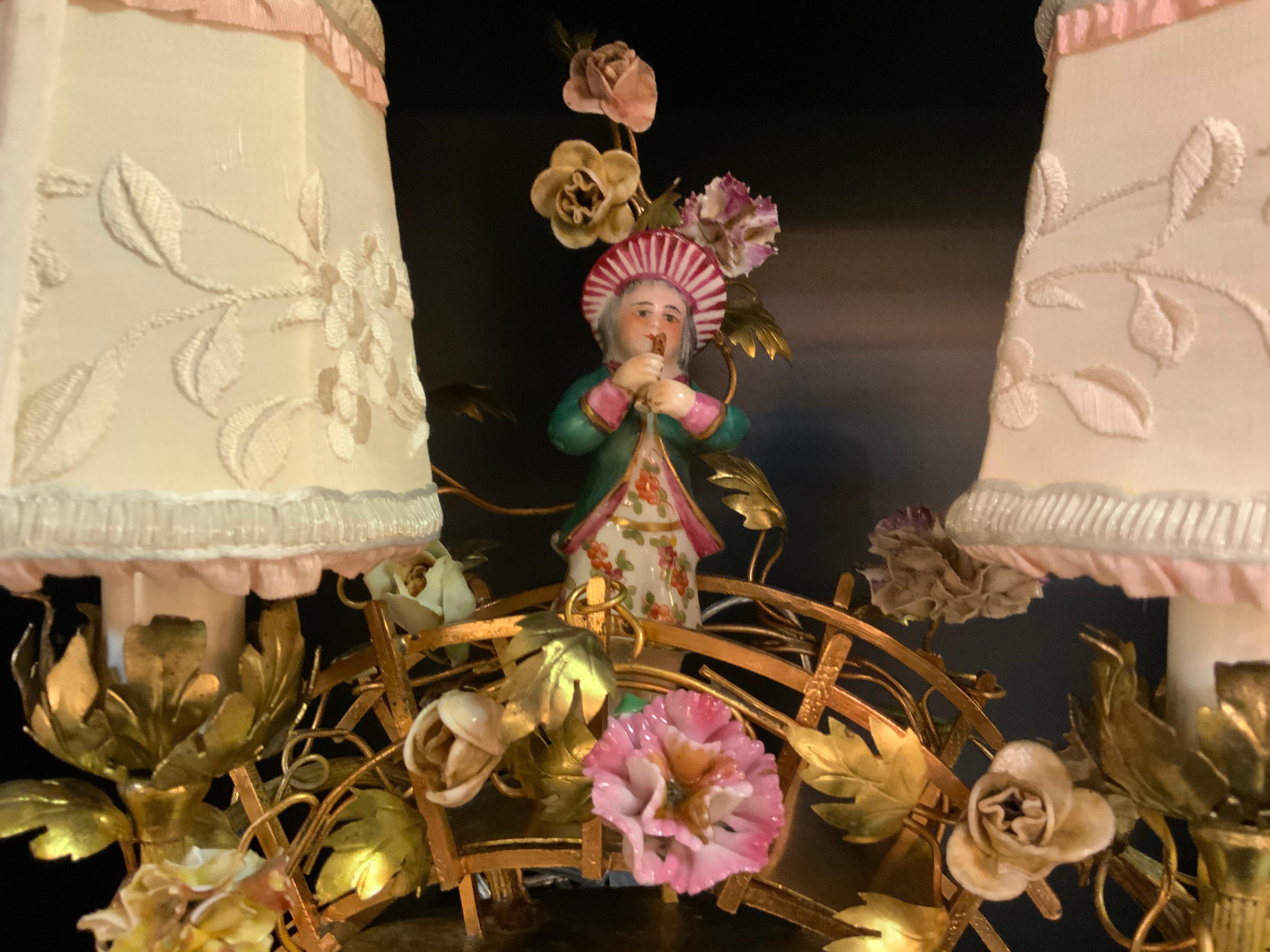 Lampada da tavolo francese Petite in bronzo e porcellana su base in marmo in vendita 2