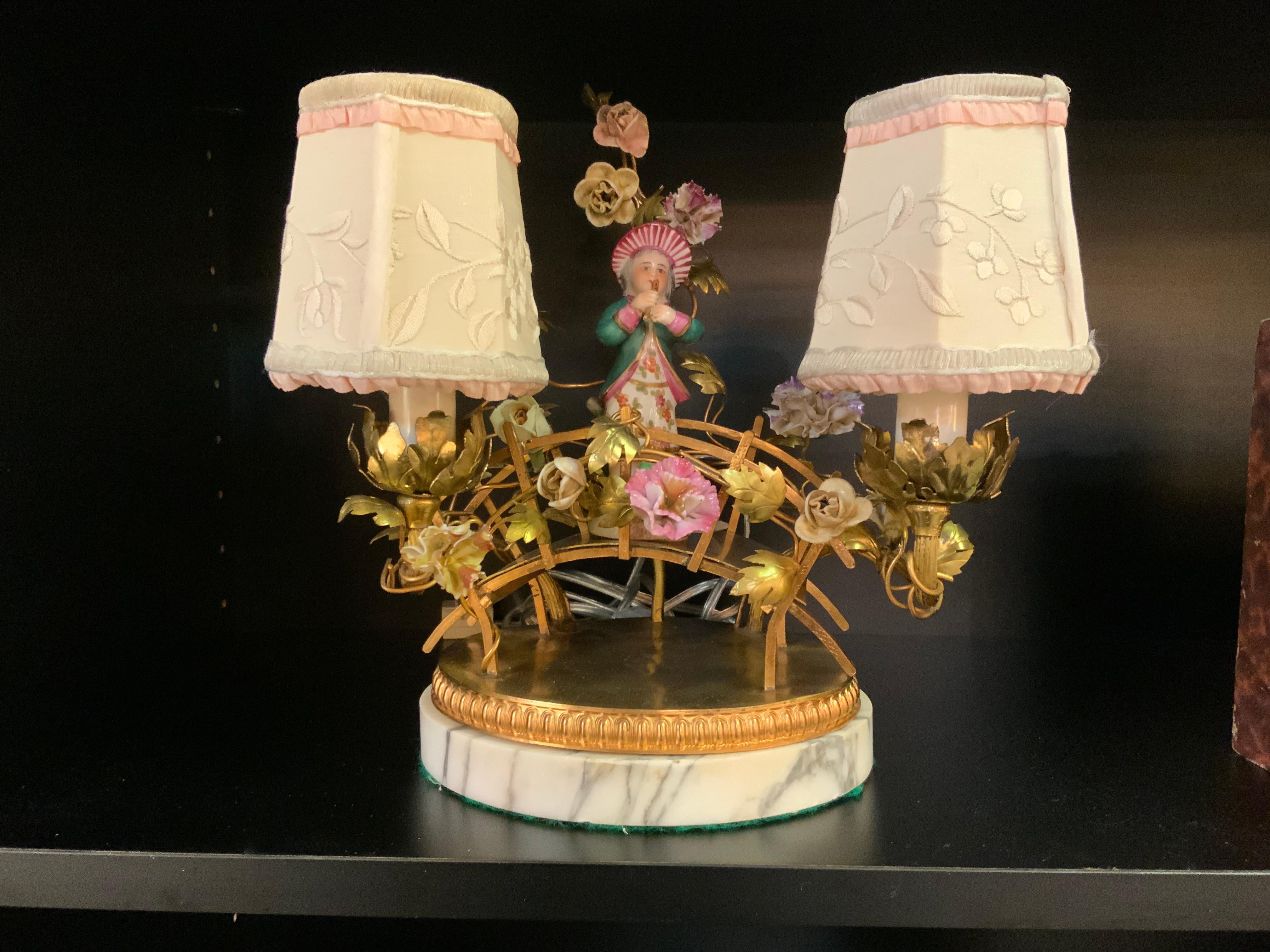 Lampada da tavolo francese Petite in bronzo e porcellana su base in marmo in vendita 3