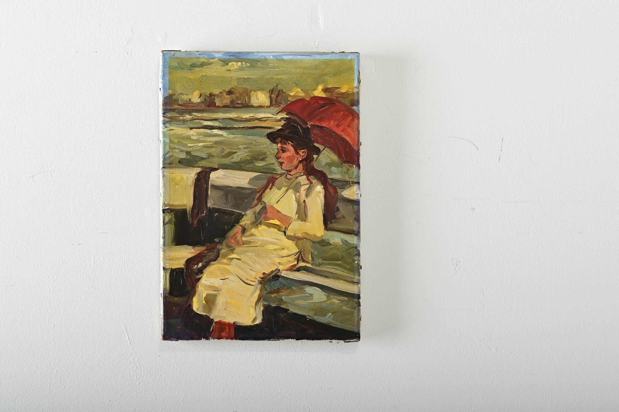 Huile sur toile de style impressionniste du 20e siècle représentant une jeune femme vêtue à la mode du 19e siècle, avec son ombrelle rouge, qui admire la vue sur la mer depuis un bateau ou une jetée. Les coups de pinceau fluides et la peinture à