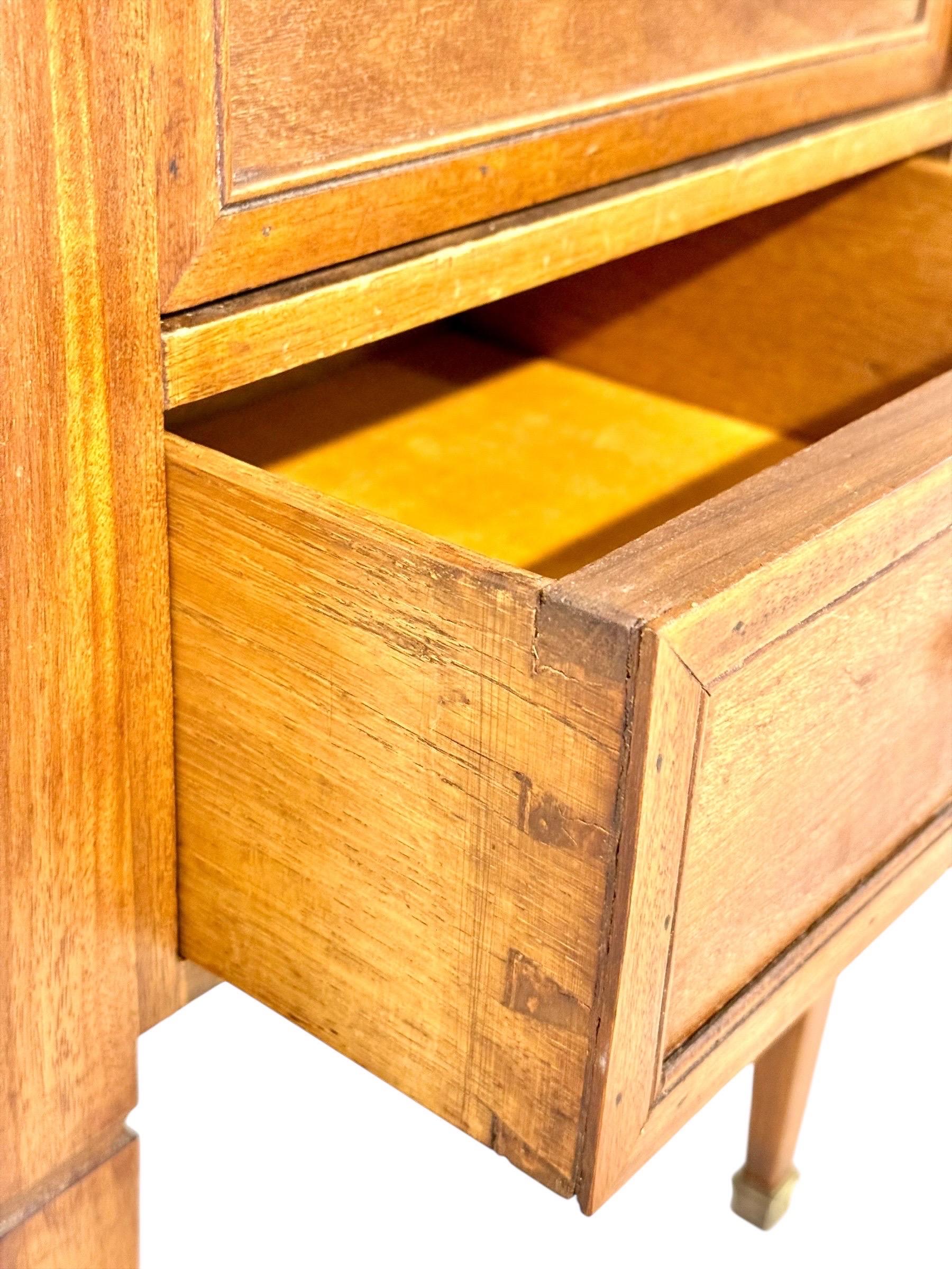Petite Commode Demilune en noyer, plateau en marbre, fin du 19e siècle en vente 4