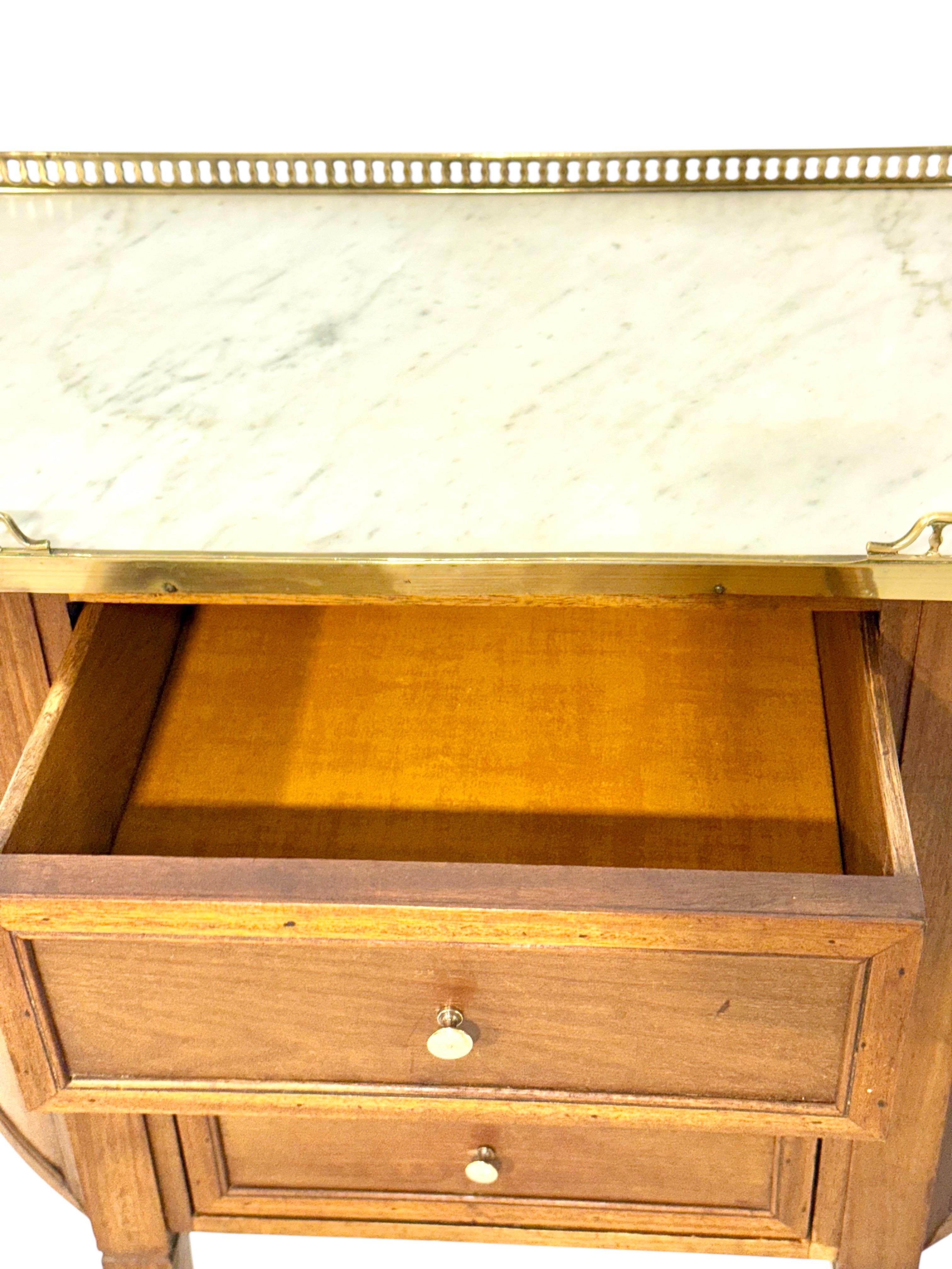 Petite Commode Demilune en noyer, plateau en marbre, fin du 19e siècle en vente 8