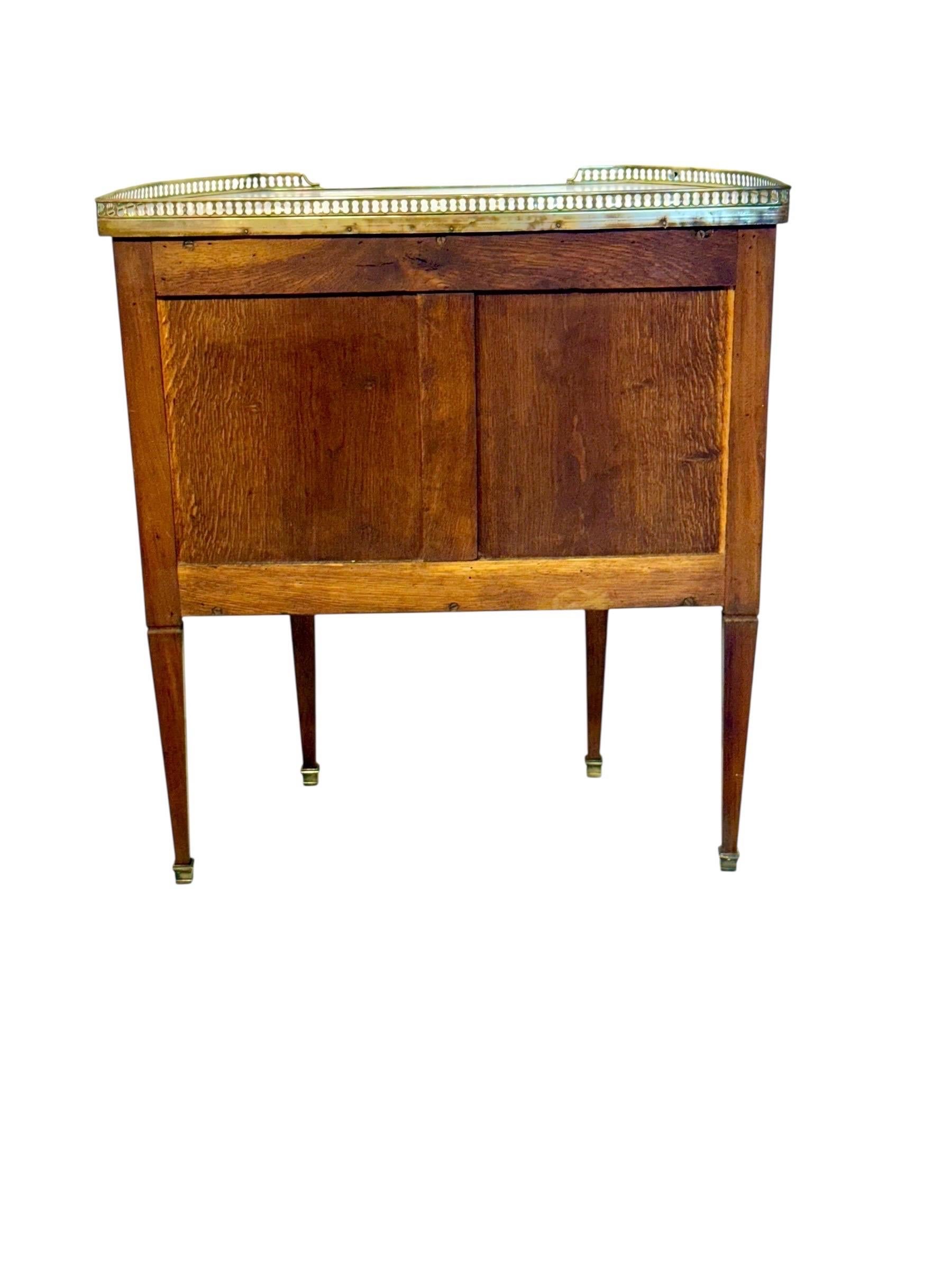 Petite Commode Demilune en noyer, plateau en marbre, fin du 19e siècle en vente 9