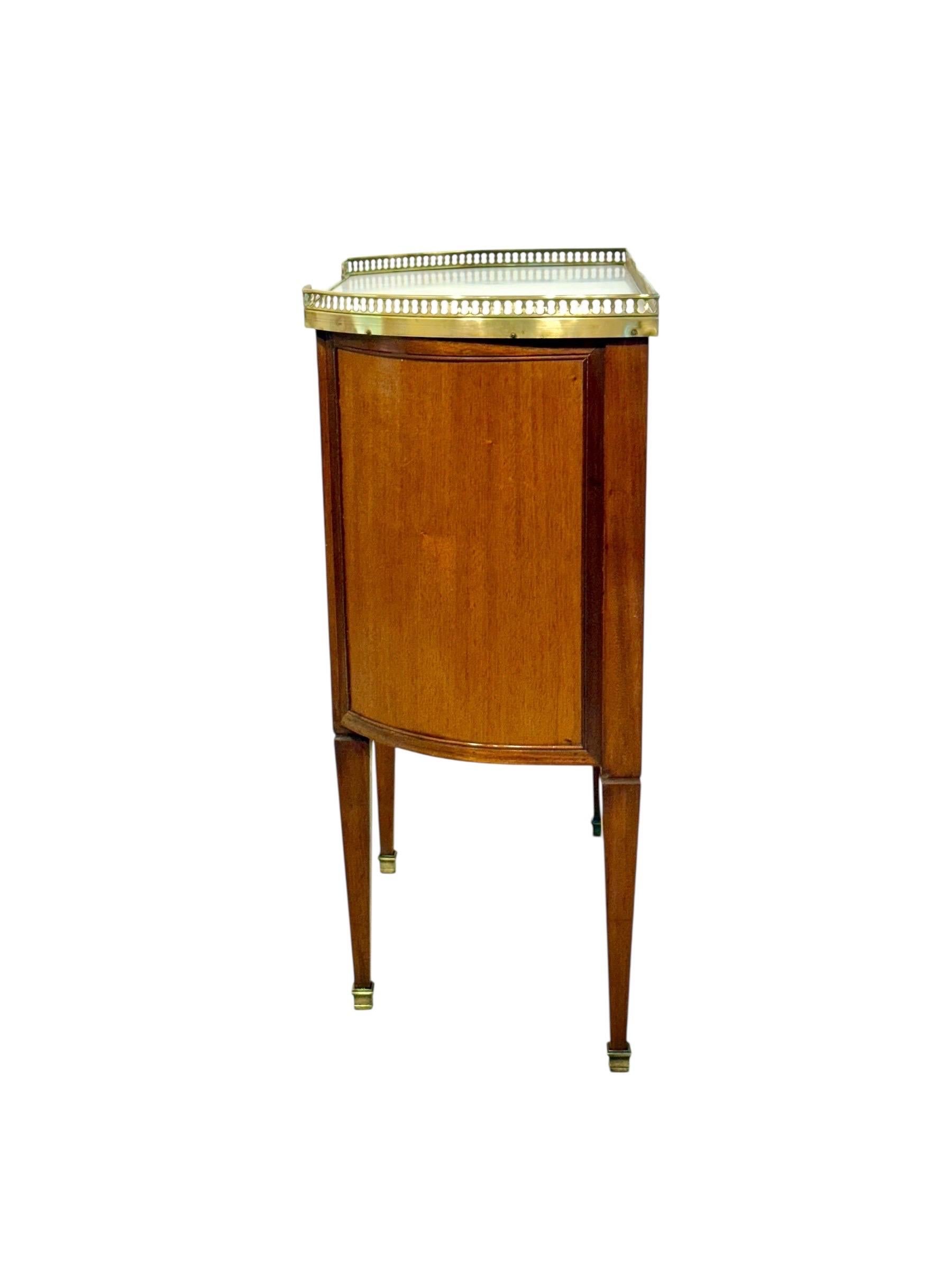 Petite Commode Demilune en noyer, plateau en marbre, fin du 19e siècle en vente 10