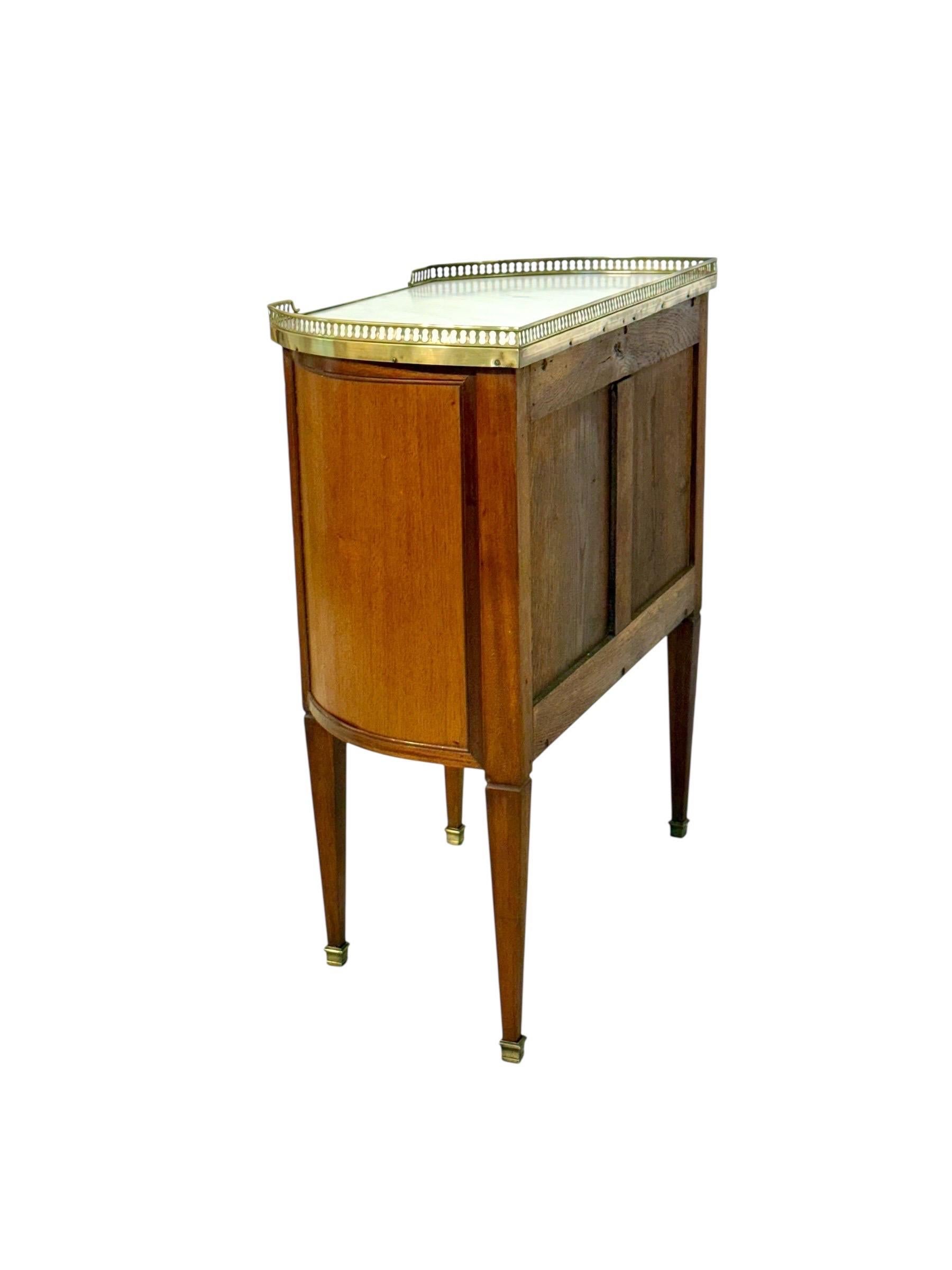Petite Commode Demilune en noyer, plateau en marbre, fin du 19e siècle en vente 11