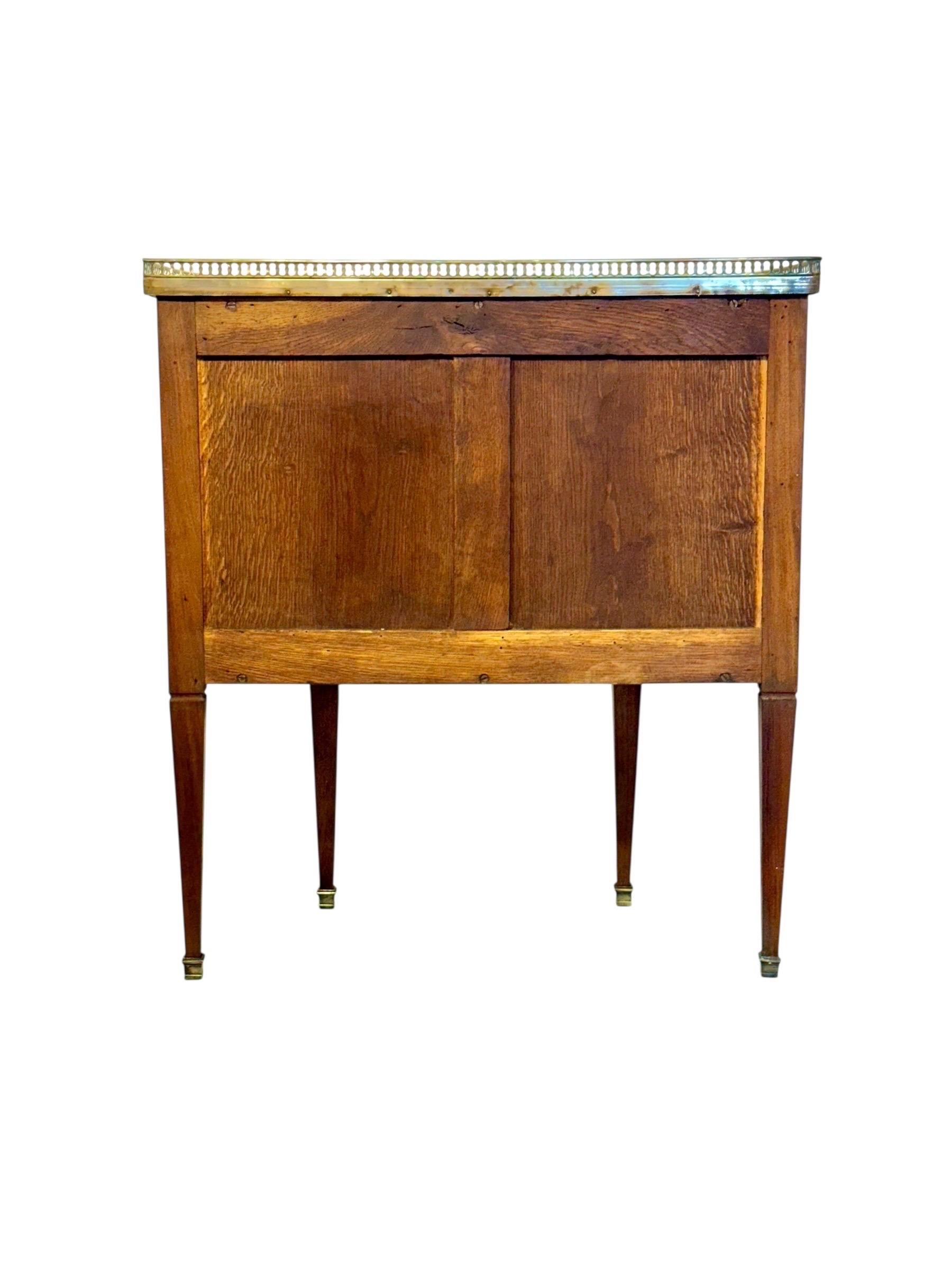 Petite Commode Demilune en noyer, plateau en marbre, fin du 19e siècle en vente 12