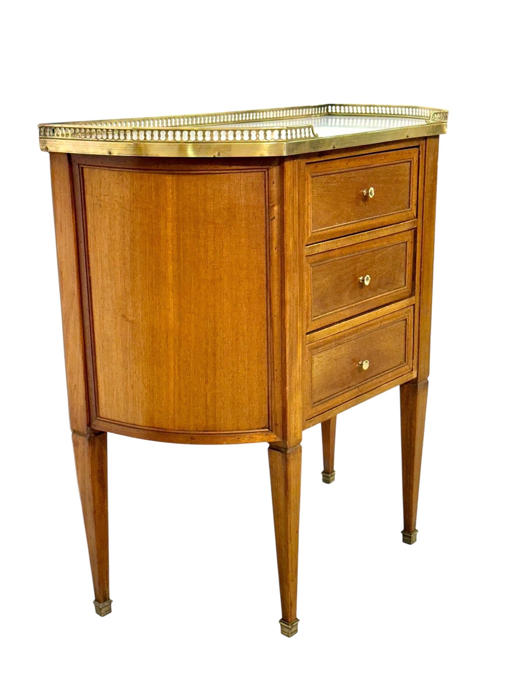 Cette commode démilune française raffinée est un superbe exemple de l'artisanat d'art de la fin du XIXe siècle dans le style Louis XVI. Ses proportions délicates et sa façade gracieusement incurvée en font une pièce idéale pour une chambre à coucher