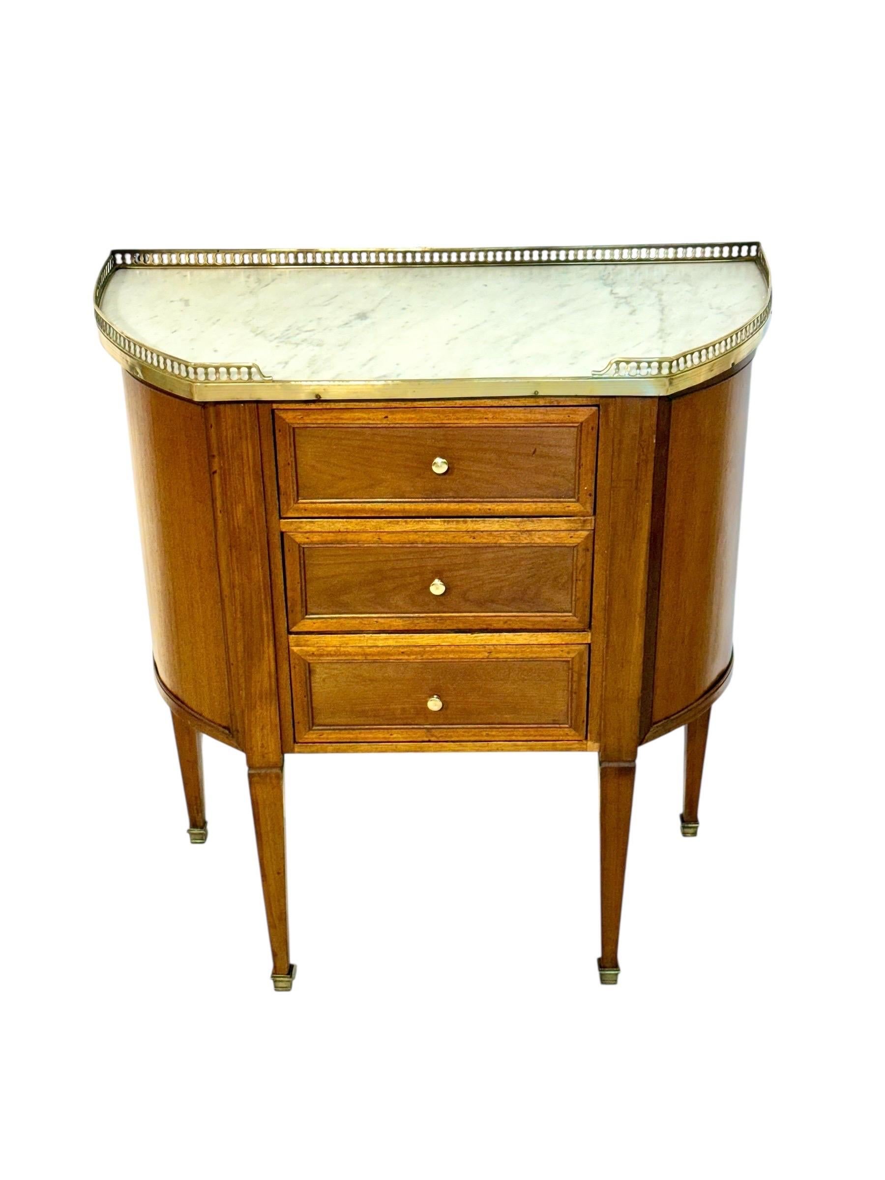 Français Petite Commode Demilune en noyer, plateau en marbre, fin du 19e siècle en vente