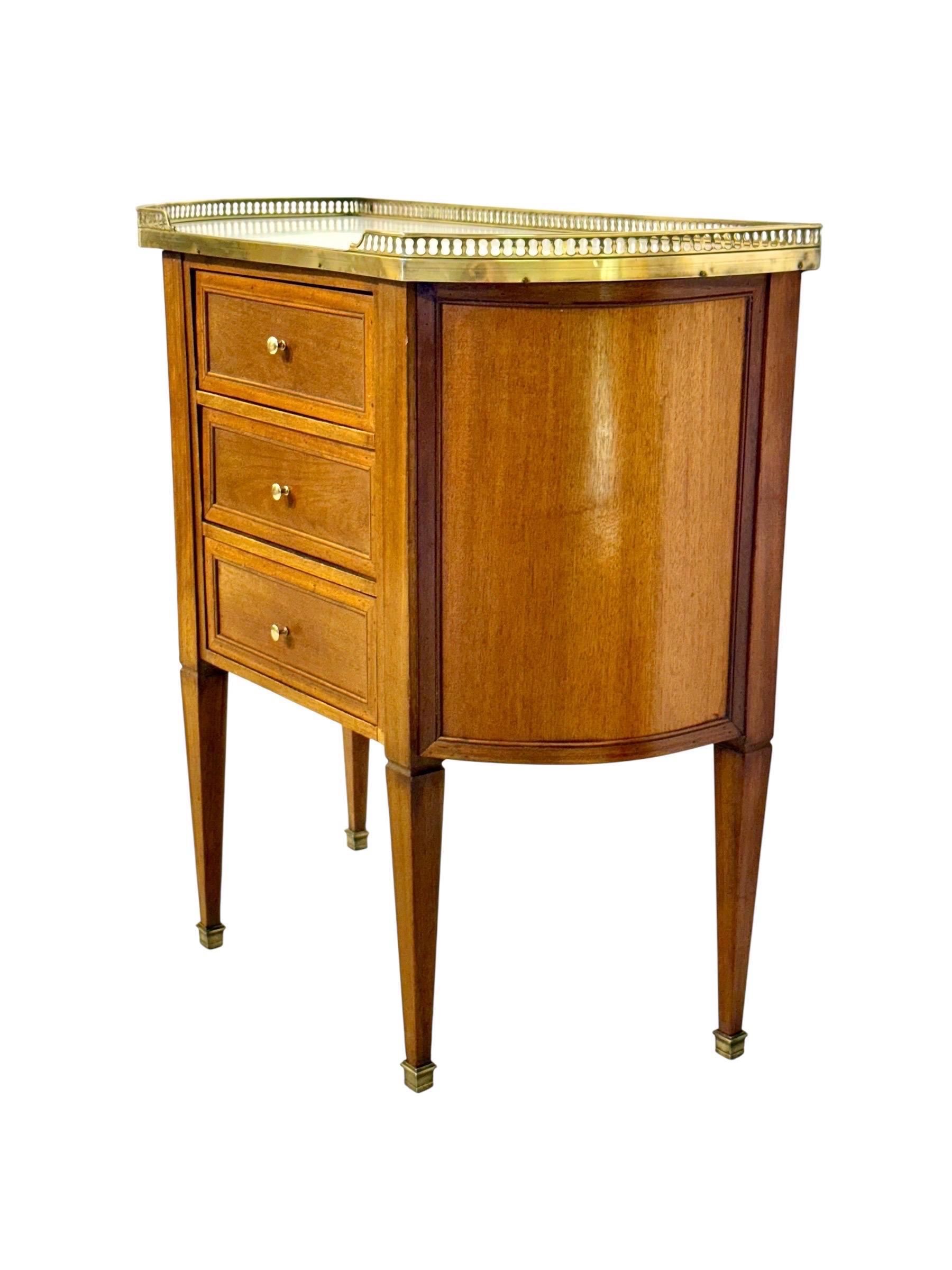 Doré Petite Commode Demilune en noyer, plateau en marbre, fin du 19e siècle en vente