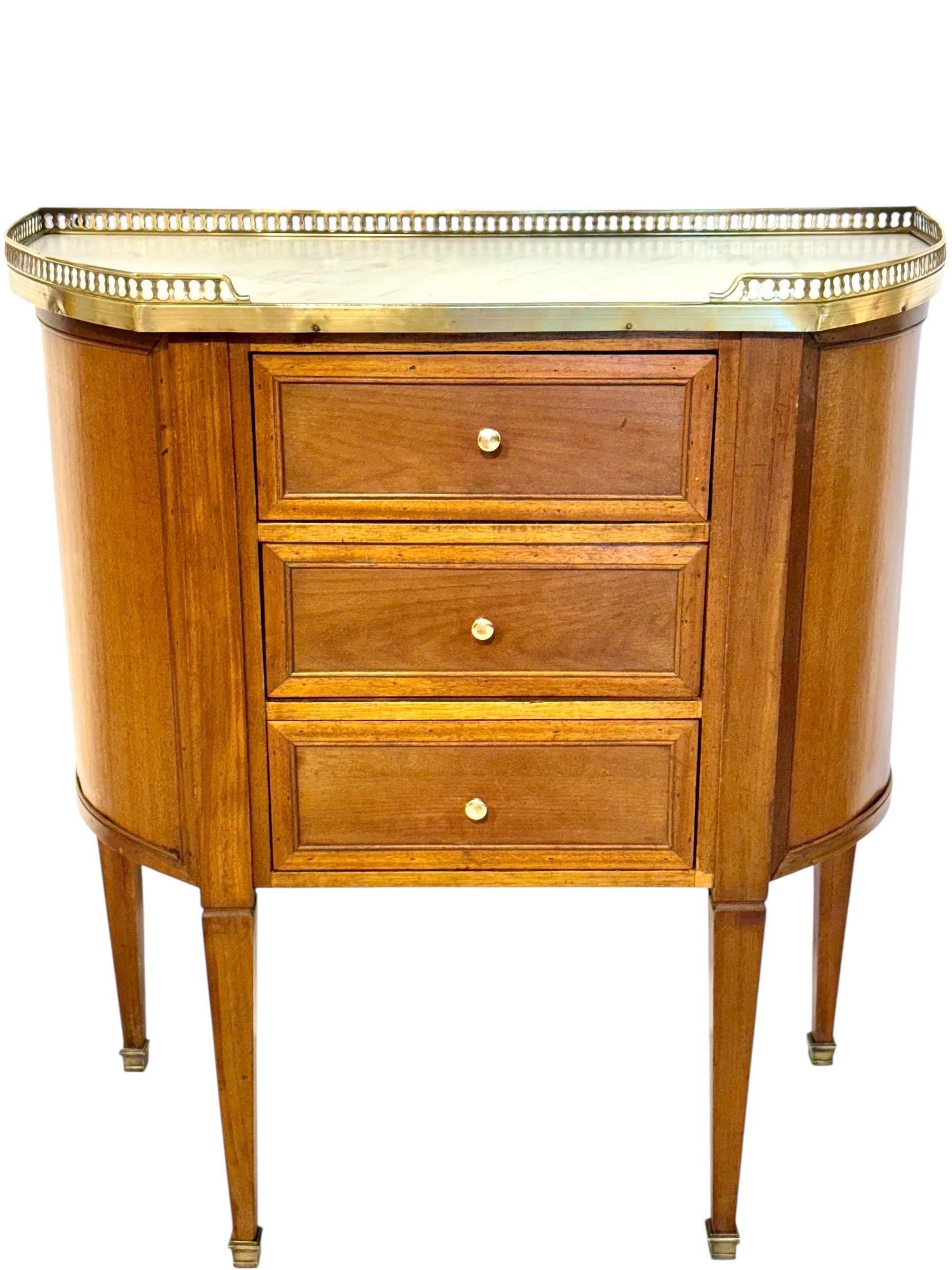 Petite Commode Demilune en noyer, plateau en marbre, fin du 19e siècle Bon état - En vente à LA CIOTAT, FR