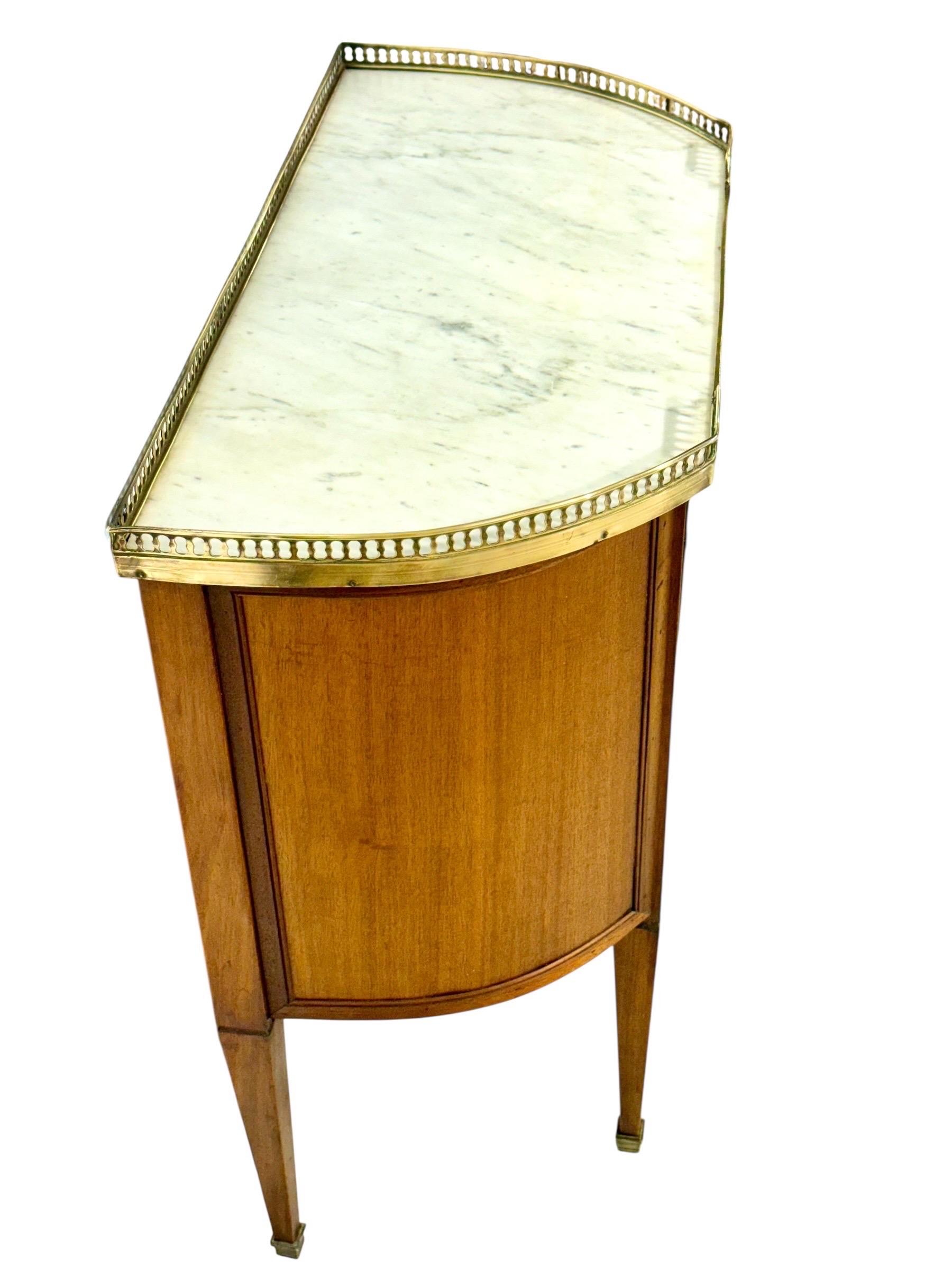 XIXe siècle Petite Commode Demilune en noyer, plateau en marbre, fin du 19e siècle en vente