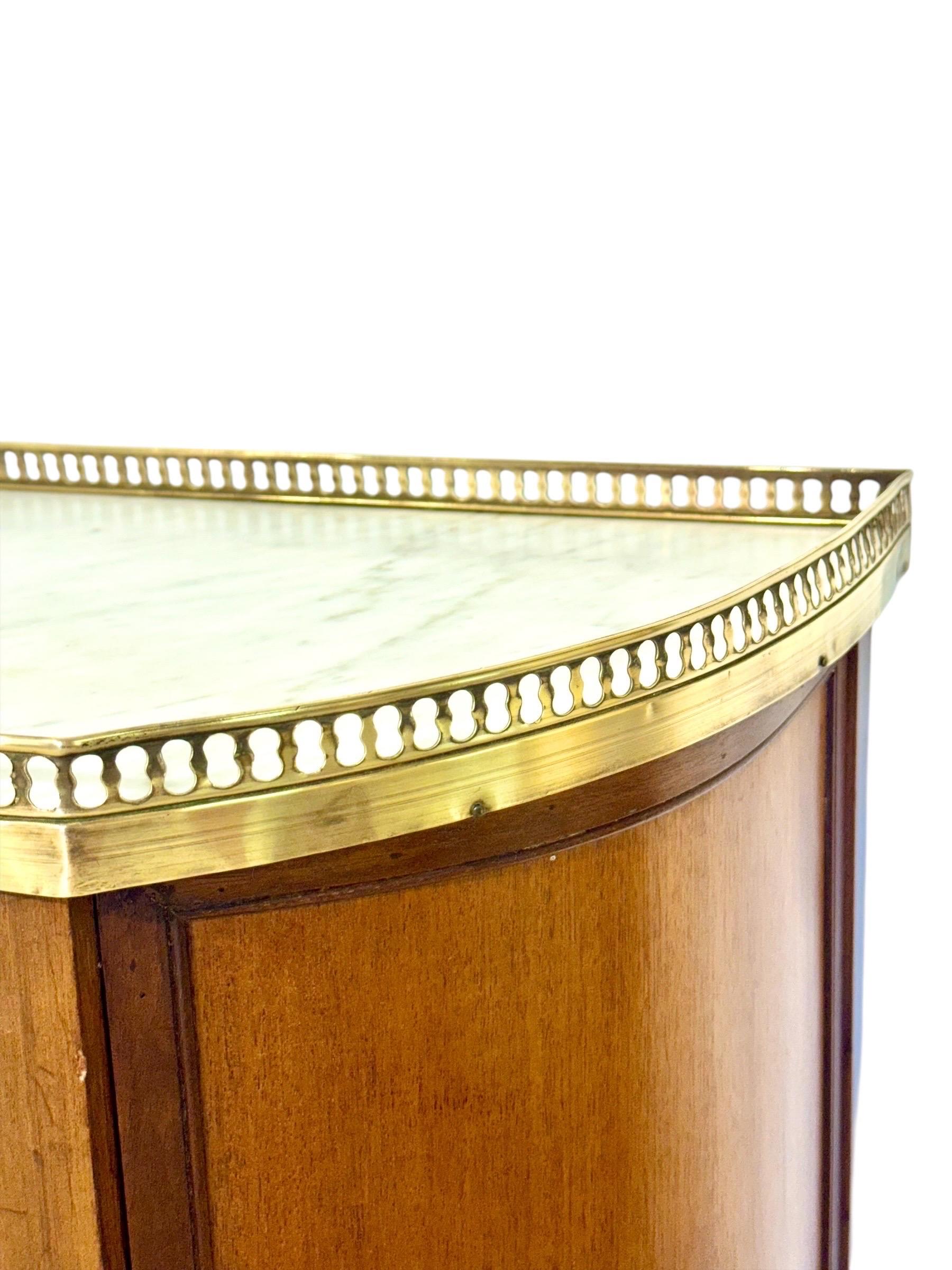 Laiton Petite Commode Demilune en noyer, plateau en marbre, fin du 19e siècle en vente