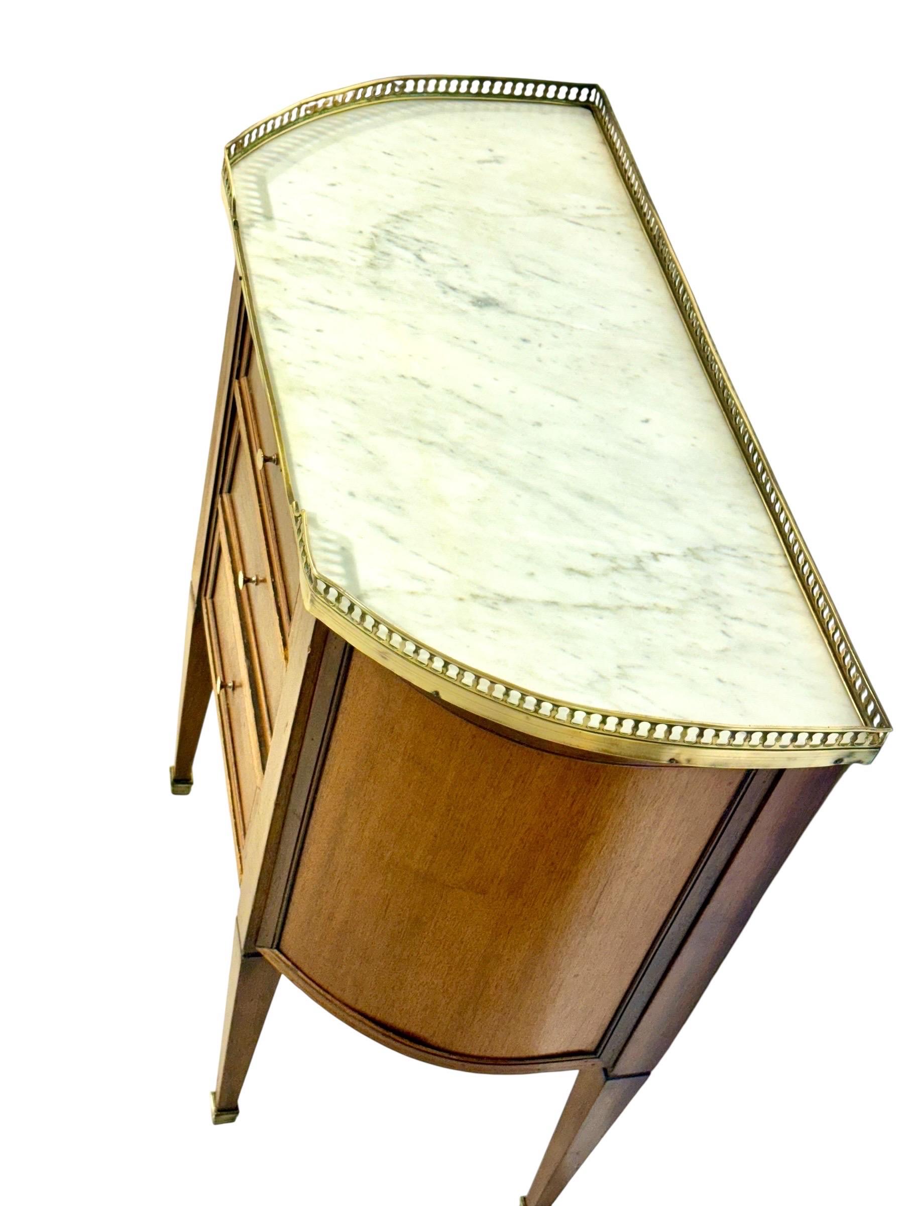 Petite Commode Demilune en noyer, plateau en marbre, fin du 19e siècle en vente 1