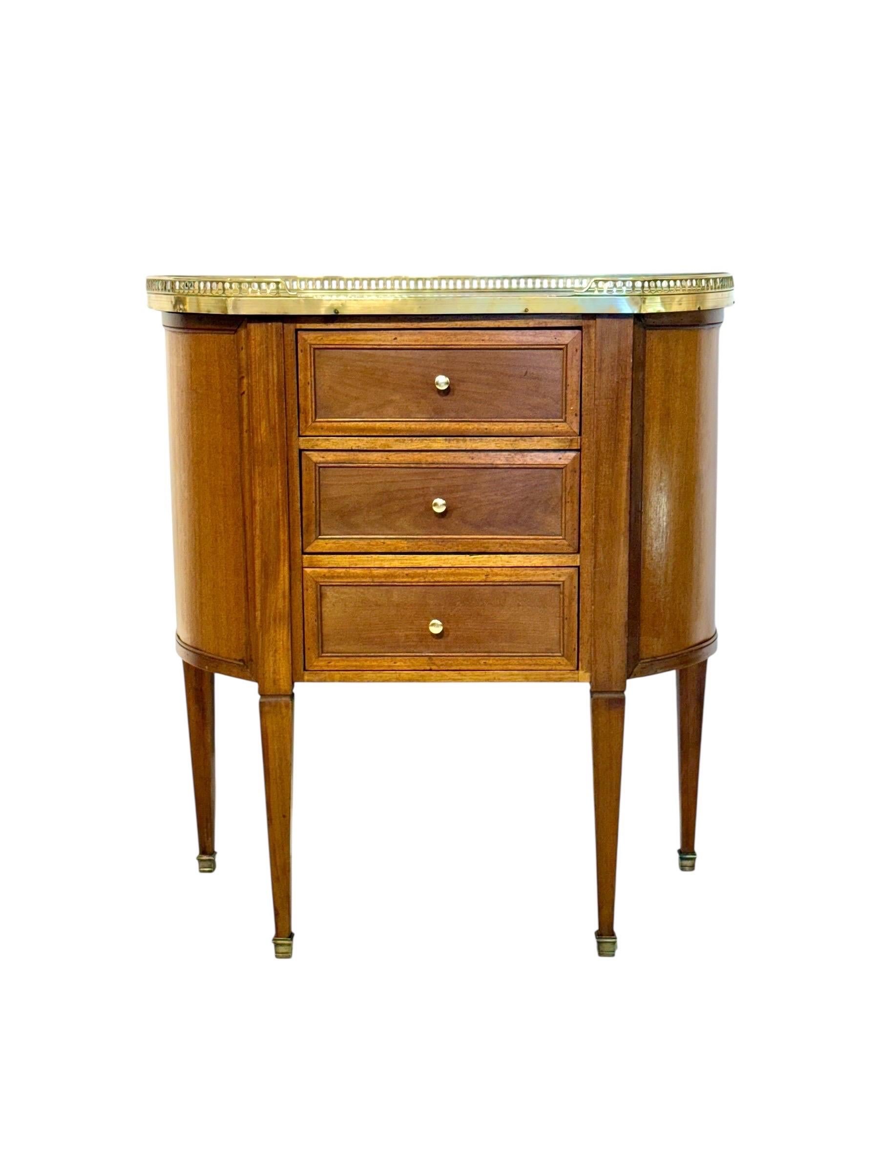 Petite Commode Demilune en noyer, plateau en marbre, fin du 19e siècle en vente