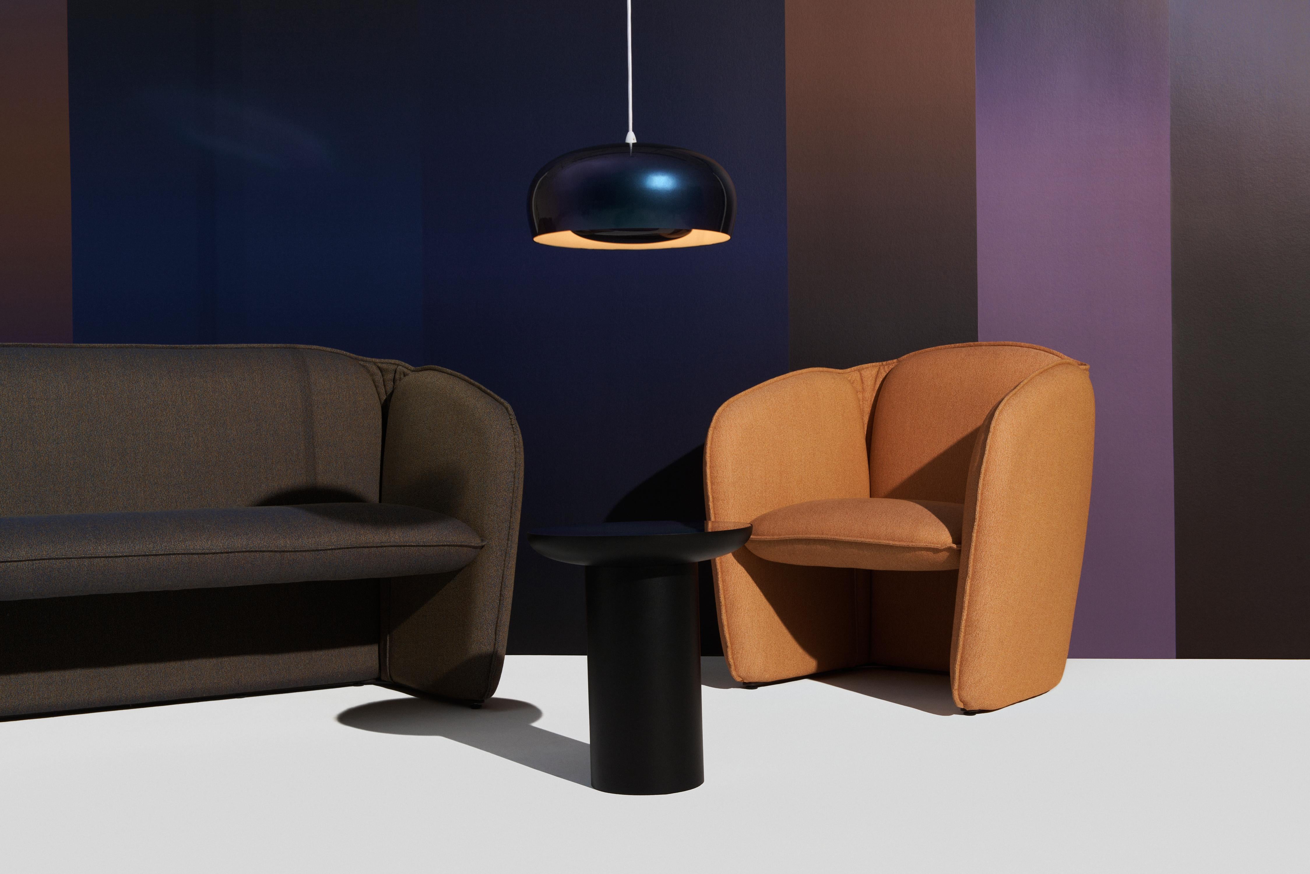 Petite lampe suspendue Brush - Beetle

Brush incarne une collection dynamique aux lignes intemporelles, rehaussées par des couleurs vibrantes et une finition laquée unique. Cette gamme est disponible en deux tailles : une version audacieuse et