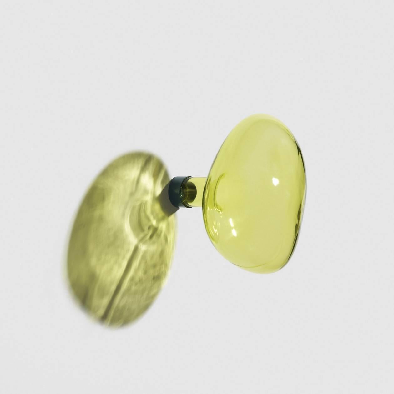 Soufflé à la main dans un moule, le bubble coat cuisine  existent en deux tailles et se mettent en place de la même manière que les bulles de savon, sous des formes imprévisibles. Le résultat rajeunit la maison en y apportant des touches colorées
