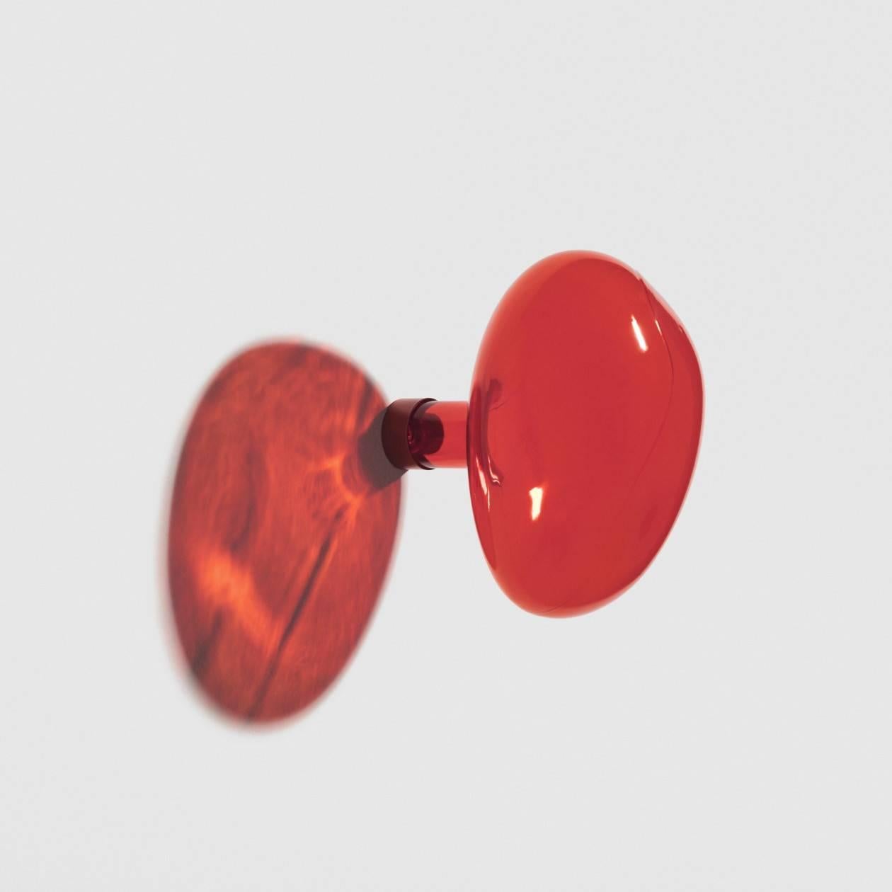 Soffiato a mano in uno stampo, il cappotto a bolle d'aria cuoce  sono disponibili in due dimensioni e si formano come le bolle di sapone, in forme imprevedibili. Il risultato ringiovanisce la casa aggiungendo tocchi colorati e trasparenti. I