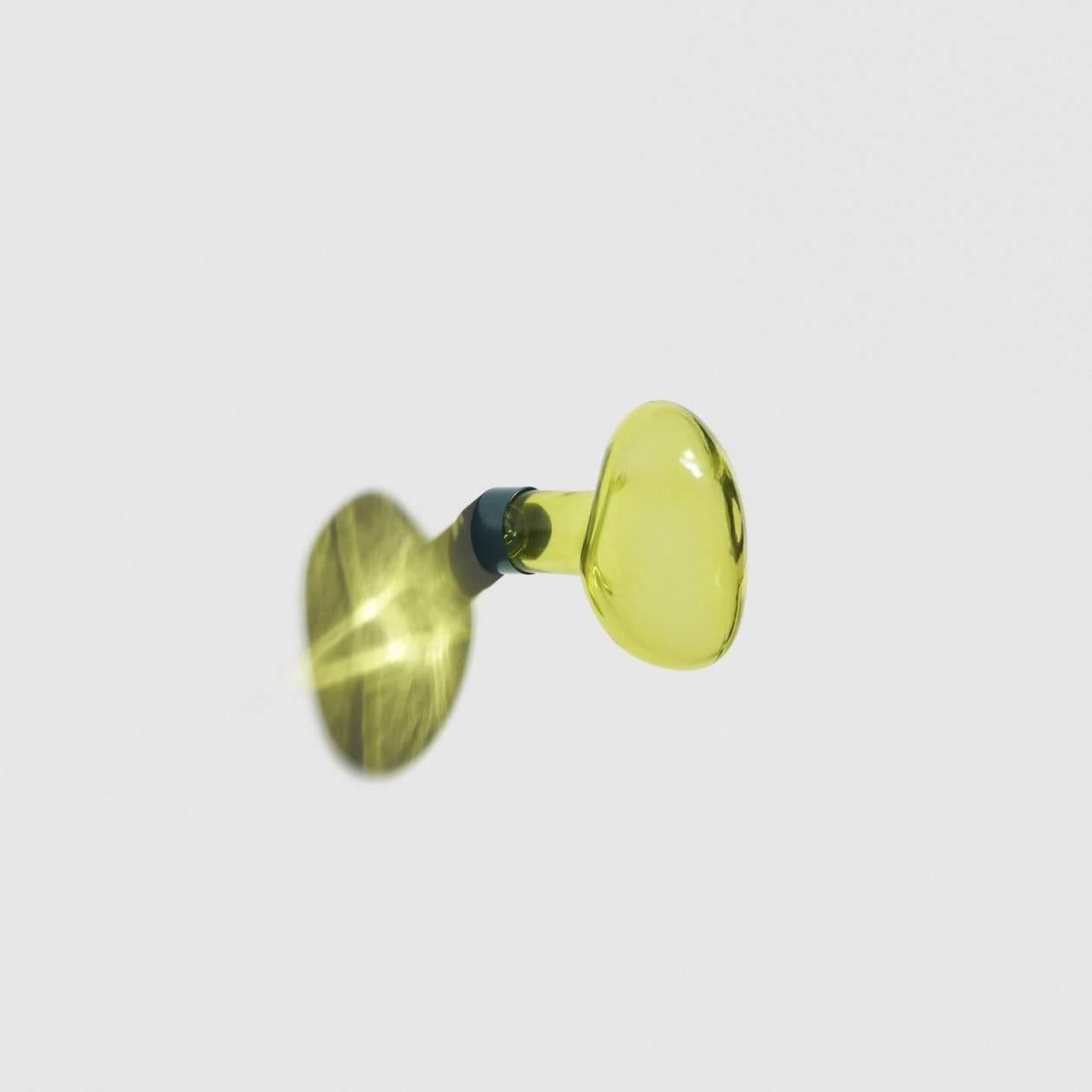 Soffiato a mano in uno stampo, il cappotto a bolle d'aria cuoce  sono disponibili in due dimensioni e si formano come le bolle di sapone, in forme imprevedibili. Il risultato ringiovanisce la casa aggiungendo tocchi colorati e trasparenti. I