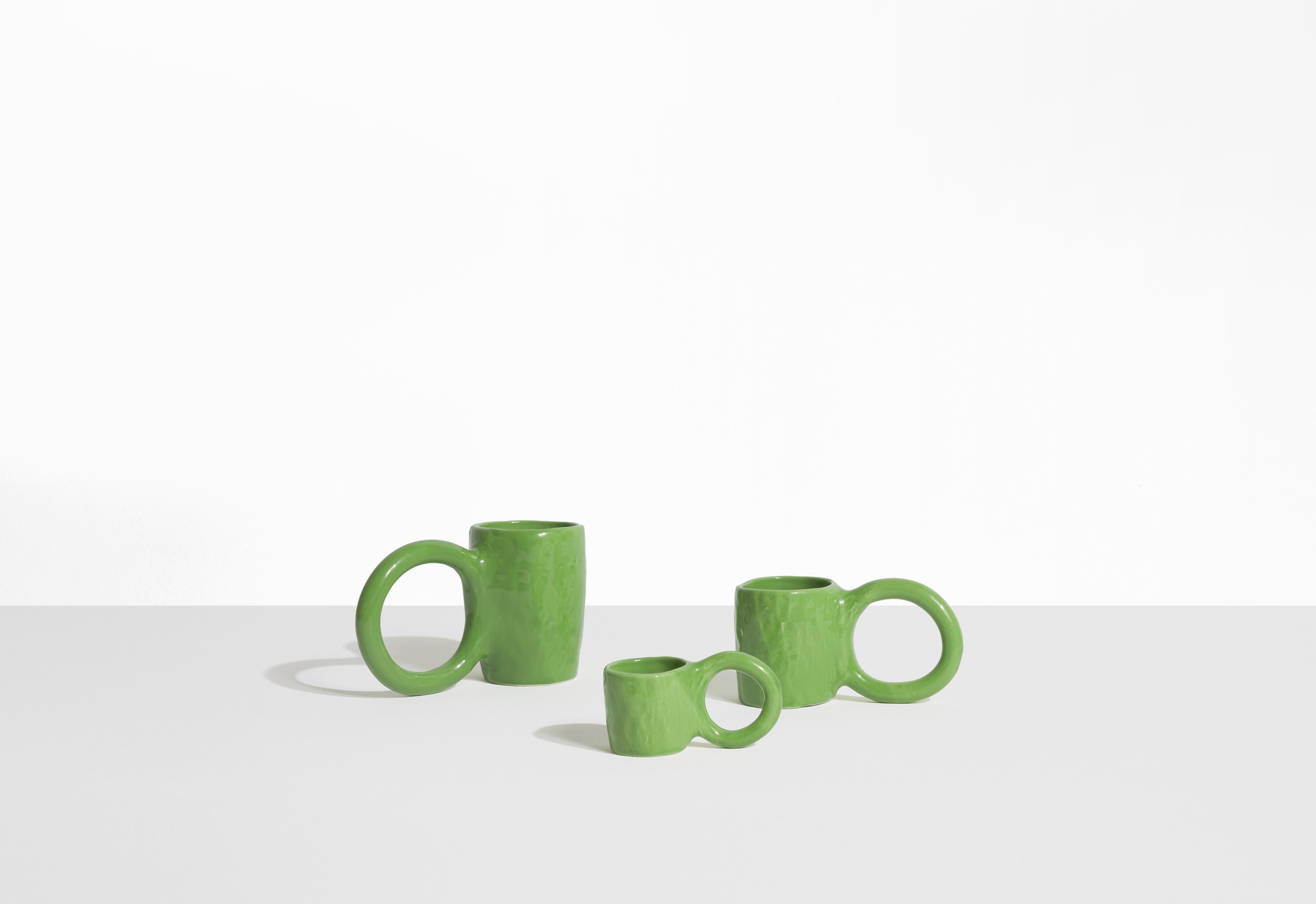 La colección Donut se inspira en el mundo de la repostería. La diseñadora Pia Chevalier despierta nuestros sentidos con esta colección de apetitosas tazas y tazones. El asa sobredimensionada de las piezas imita la forma de un donut y el esmaltado se