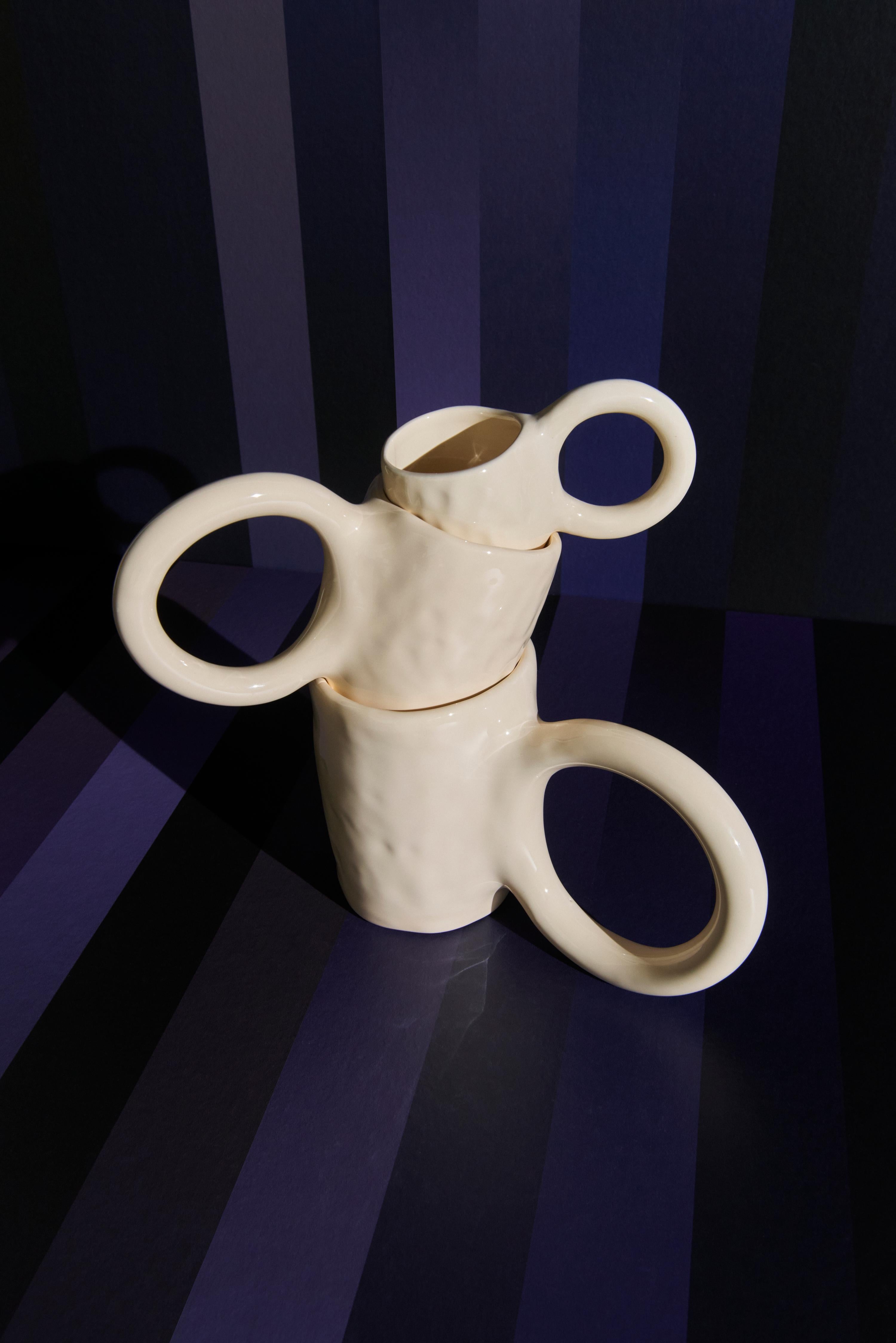 Vernissé Grand tasse « PETITE FRITURE », Vanilla, conçue par Pia Chevalier en vente