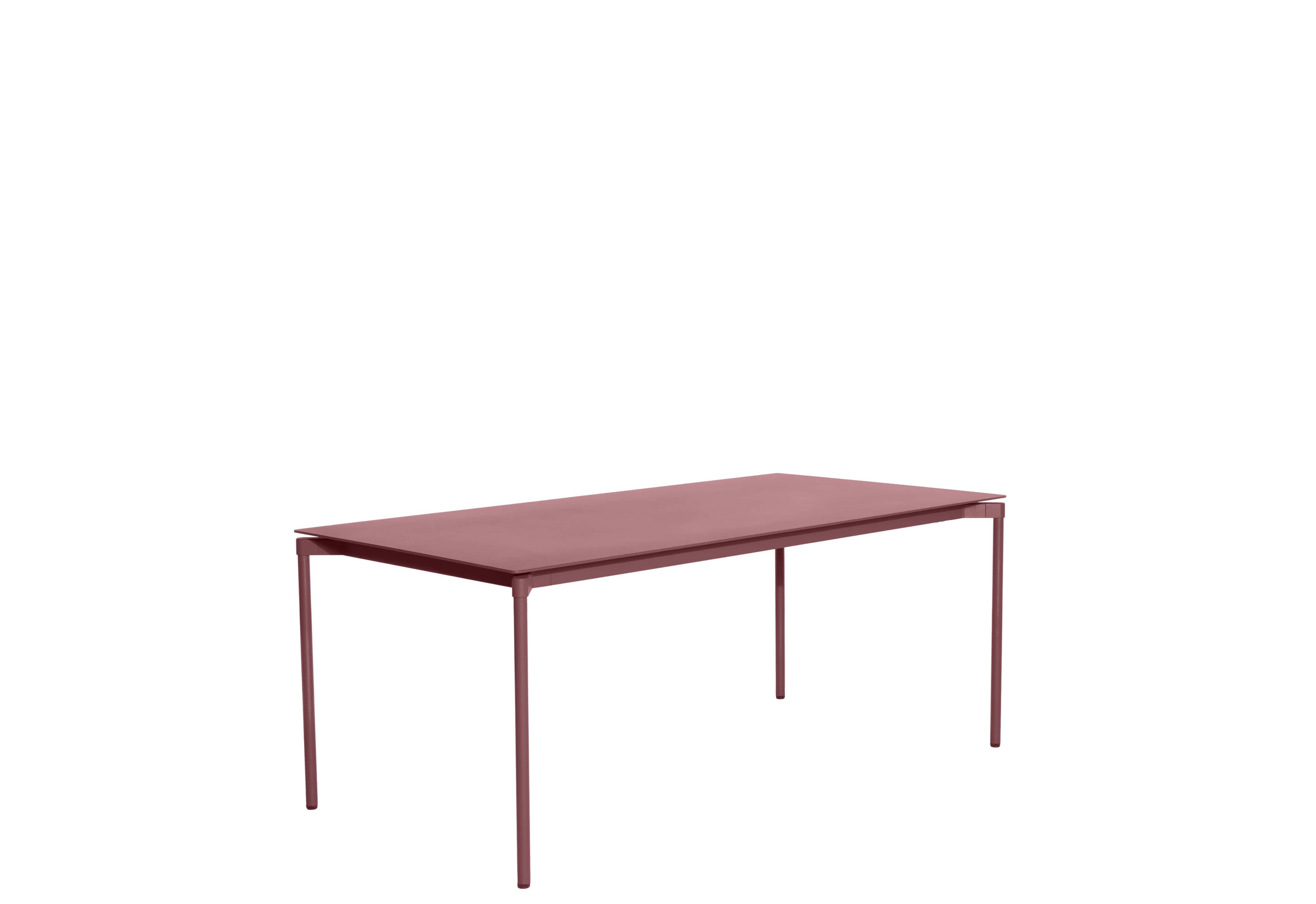 Petite Friture Fromme Table rectangulaire en aluminium brun-rouge par Tom Chung, 2020

La collection S/One se distingue par sa ligne épurée et son design compact. Les absorbeurs placés sous les sièges leur confèrent une flexibilité souple et très