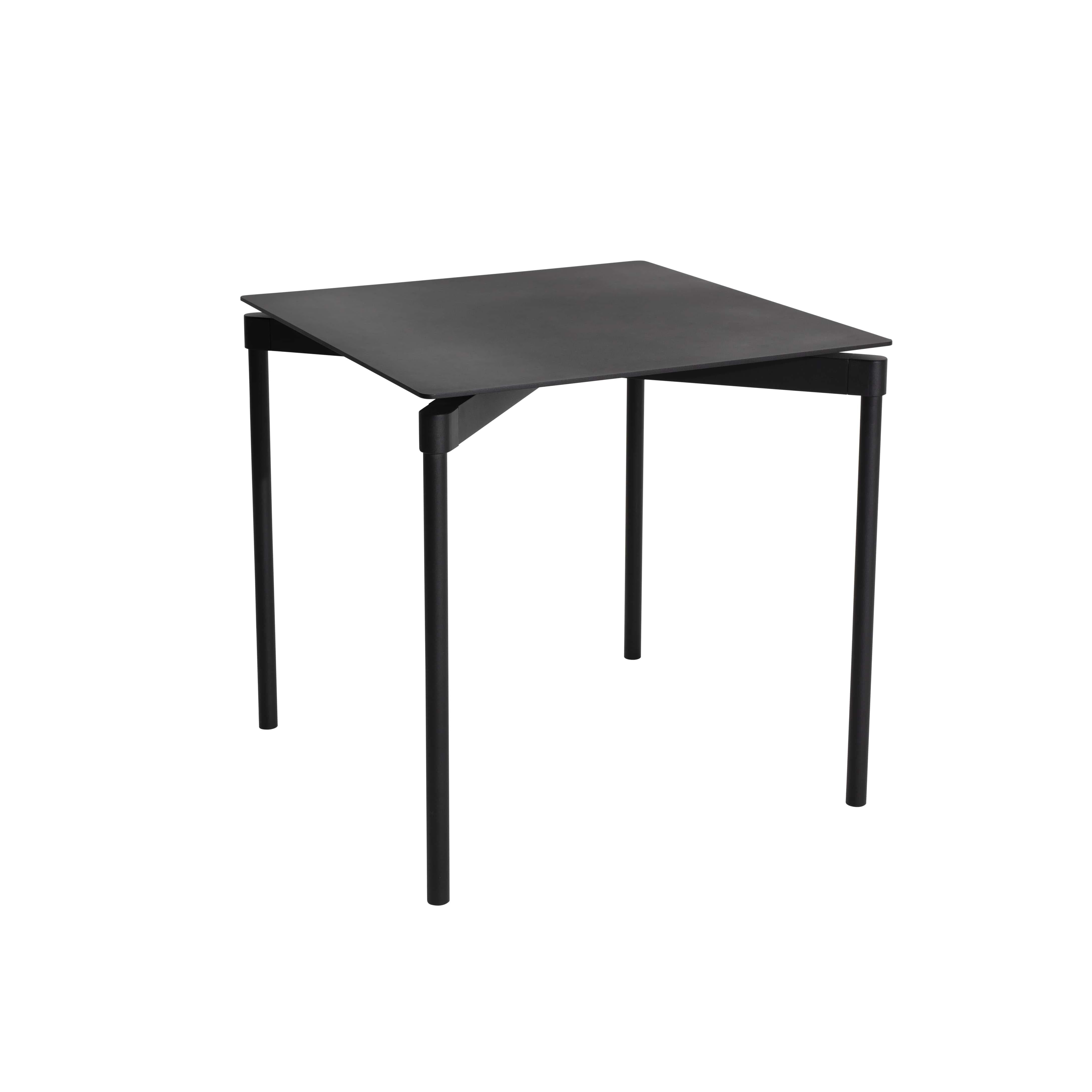 Mesa cuadrada Petite Friture Fromme de aluminio negro by Tom Chung, 2020

La colección Fromme destaca por su línea pura y su diseño compacto. Los amortiguadores colocados bajo los asientos proporcionan una flexibilidad suave y muy cómoda a los