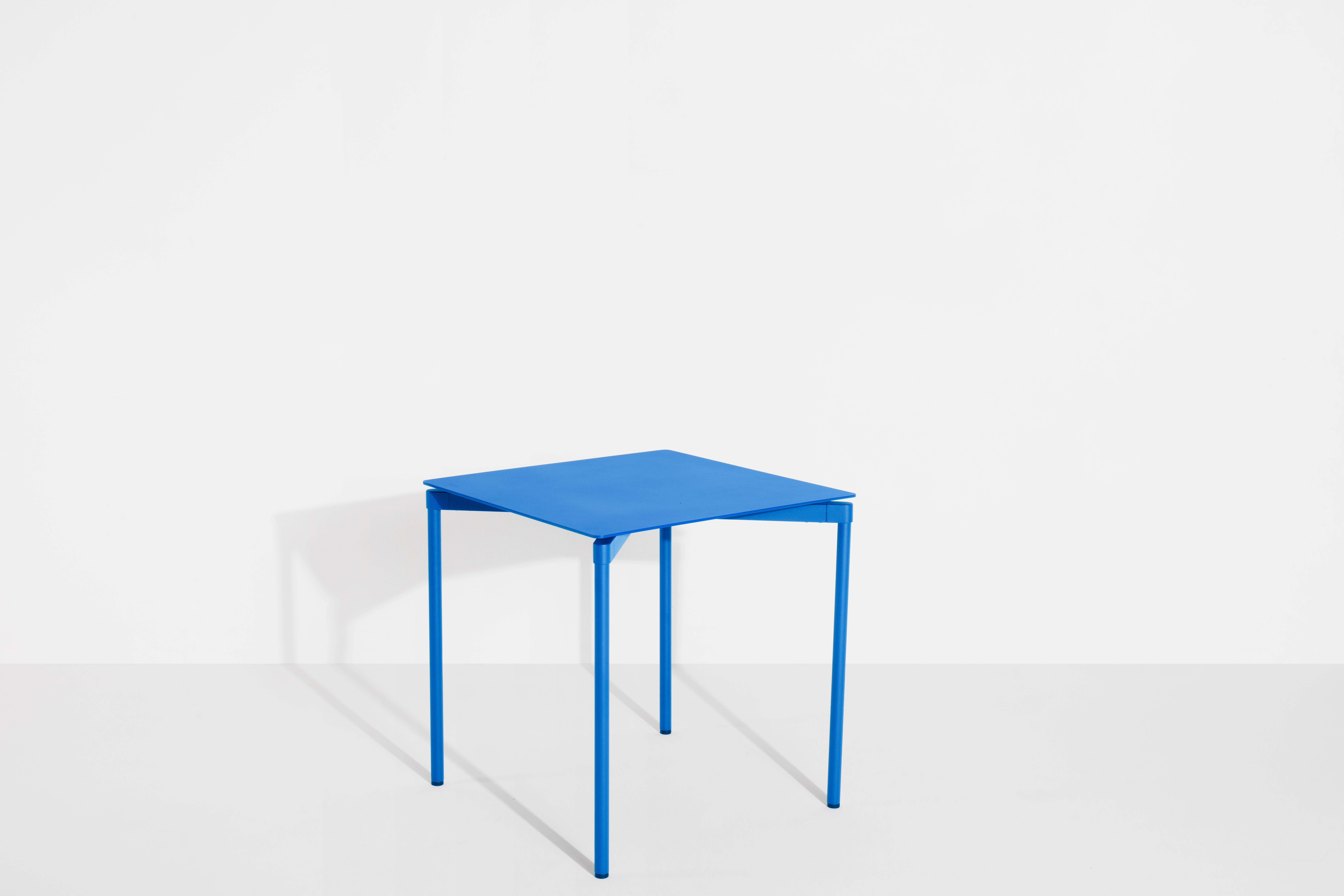 Table carrée Petite Friture Fromme en aluminium bleu par Tom Chung, 2020

La collection S/One se distingue par sa ligne épurée et son design compact. Les absorbeurs placés sous les sièges leur confèrent une flexibilité souple et très confortable.