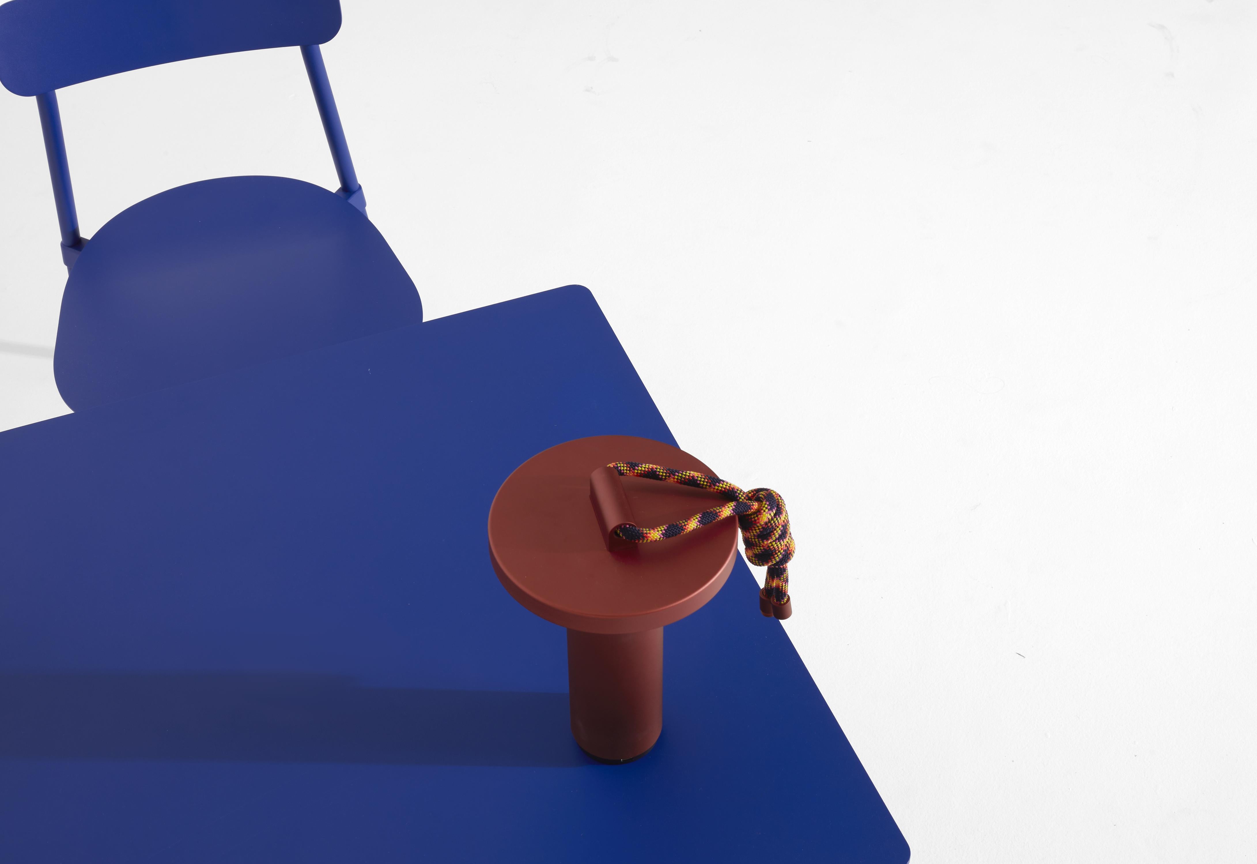 Petite table carrée Friture Fromme en aluminium bleu par Tom Chung en vente 3