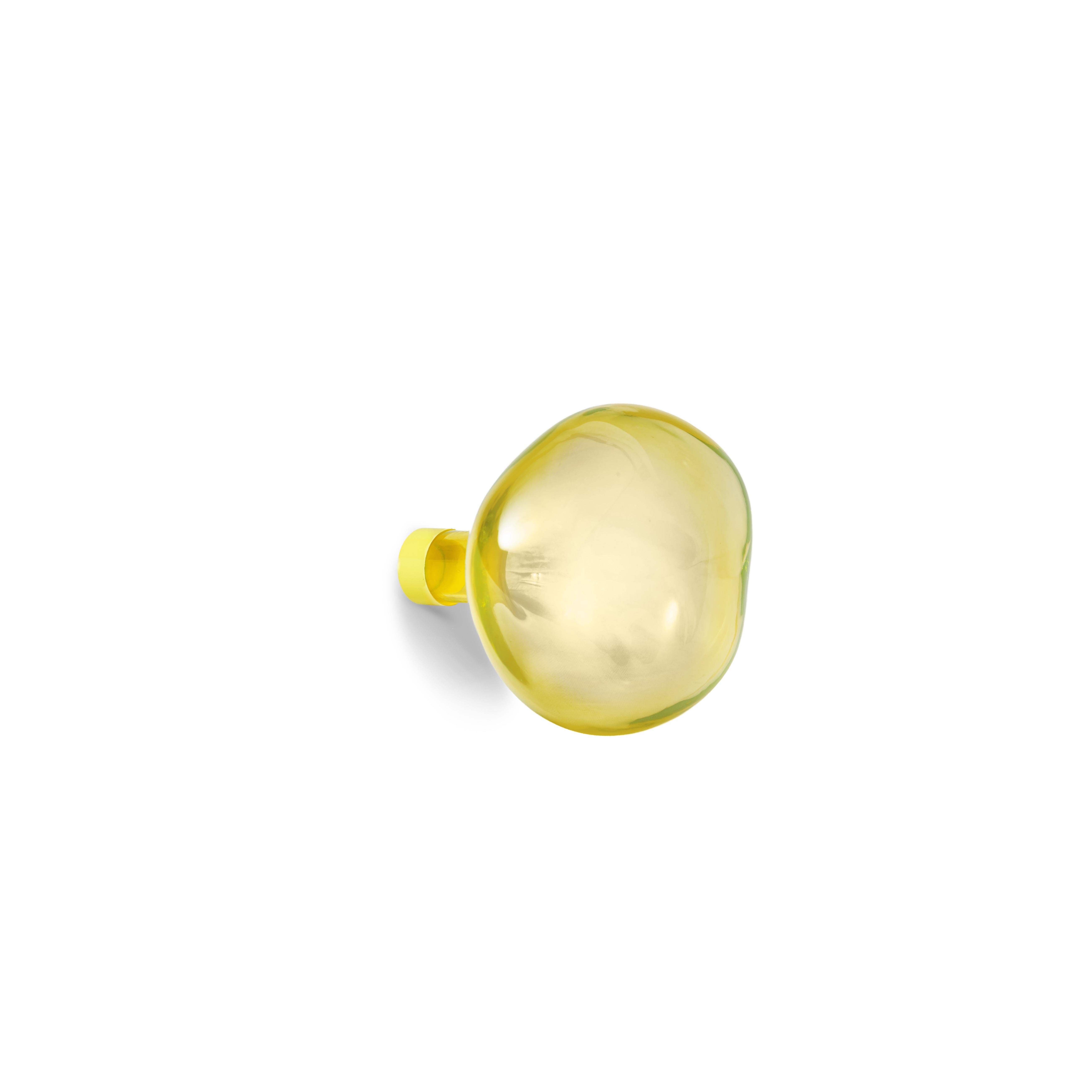 Petite Friture Großer Blasen-Kleiderbügel aus transparentem gelbem Glas von Vaulot & Dyèvre, 2014

Die von Hand in eine Form geblasenen Seifenblasenköche gibt es in zwei Größen und sie bilden sich wie Seifenblasen in unvorhersehbaren Formen. Das
