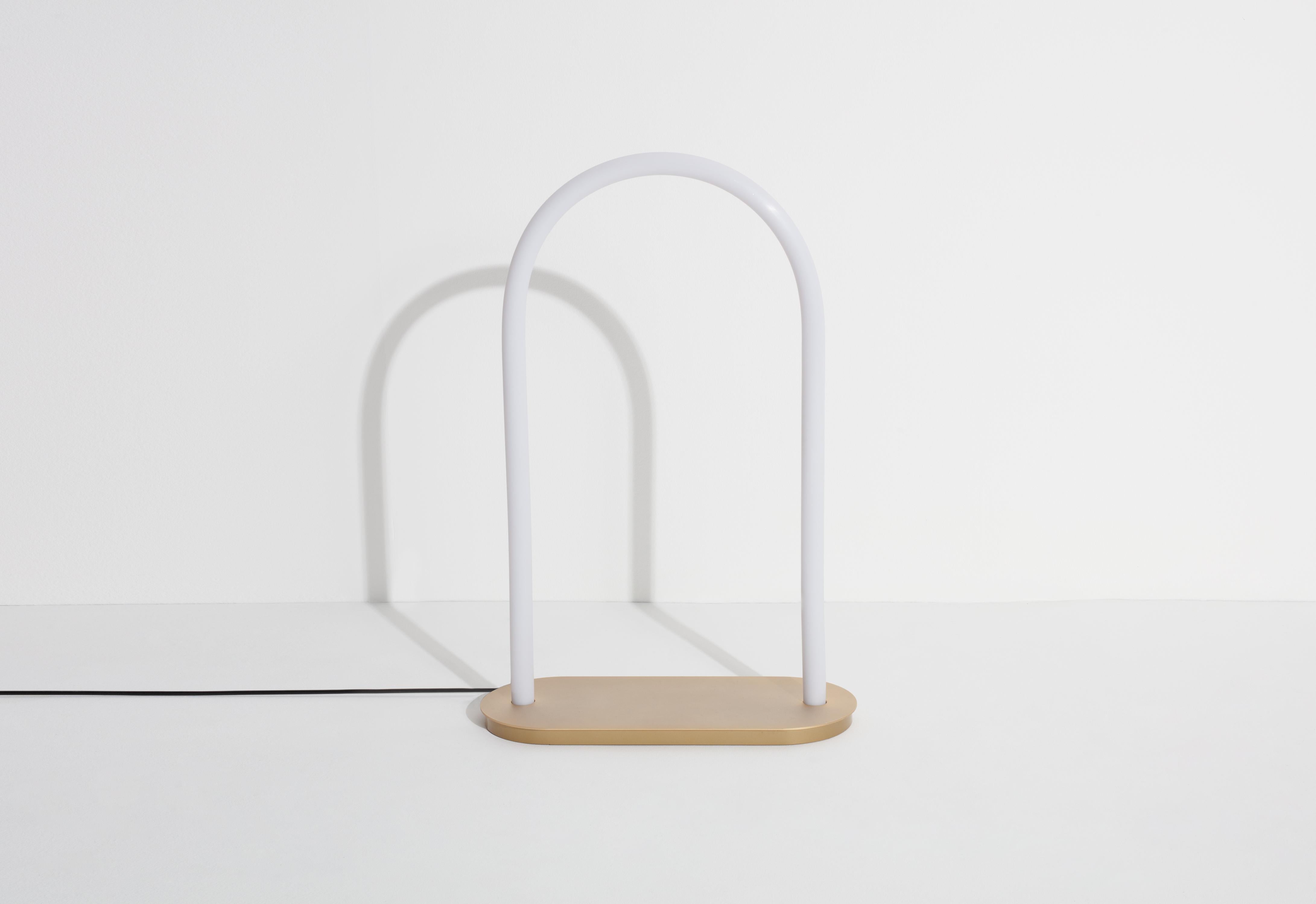 Petite lampe de bureau Friture, grande et invisible, en laiton translucide par Studio Pepe Neuf - En vente à Brooklyn, NY