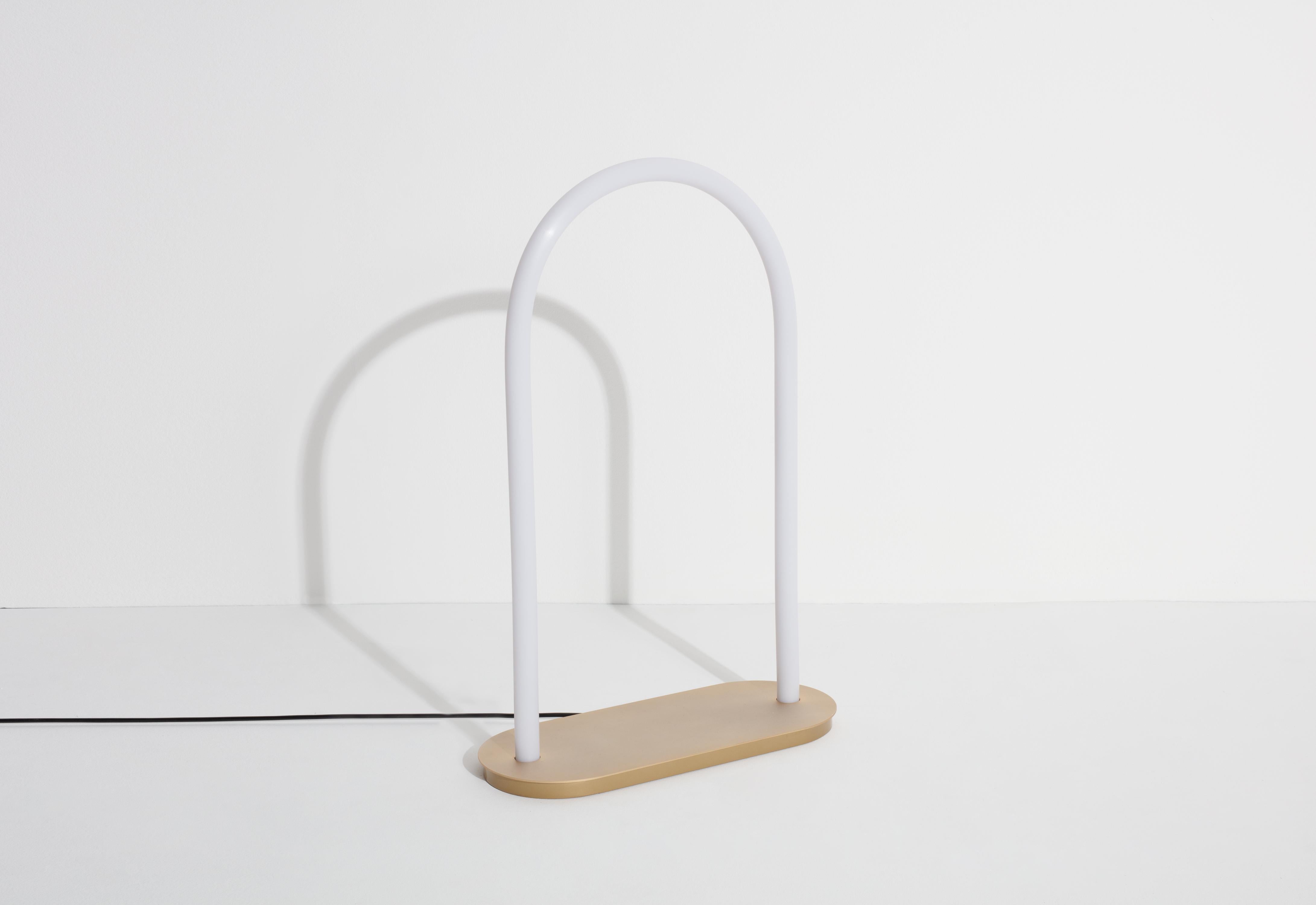 XXIe siècle et contemporain Petite lampe de bureau Friture, grande et invisible, en laiton translucide par Studio Pepe en vente