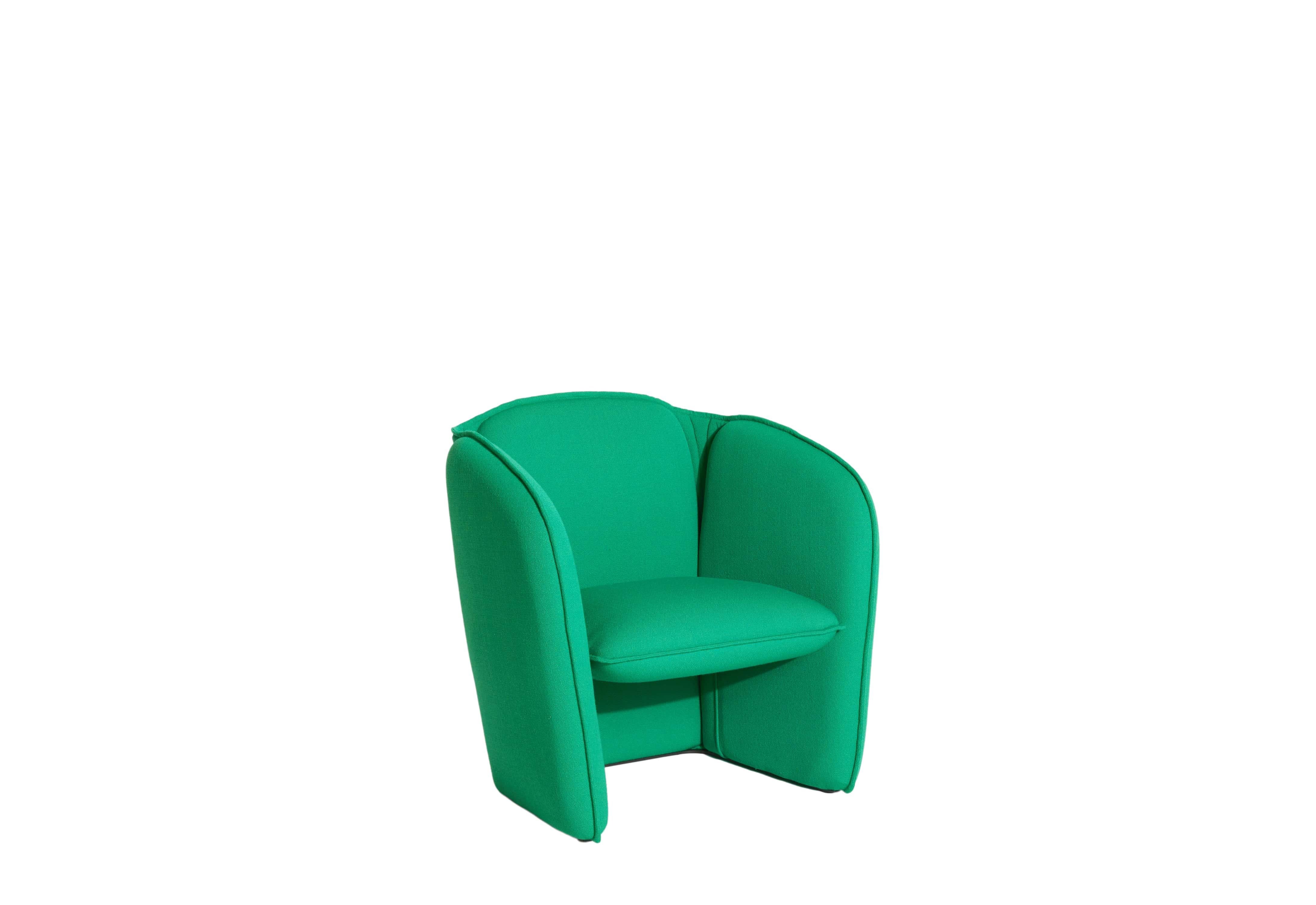 Fauteuil Petite Friture Lily en vert menthe par Färg & Blanche, 2022

Une collection complète comprenant un canapé et un fauteuil. Avec des proportions impeccables et concises, et des contours lisses et organiques pour une sensation