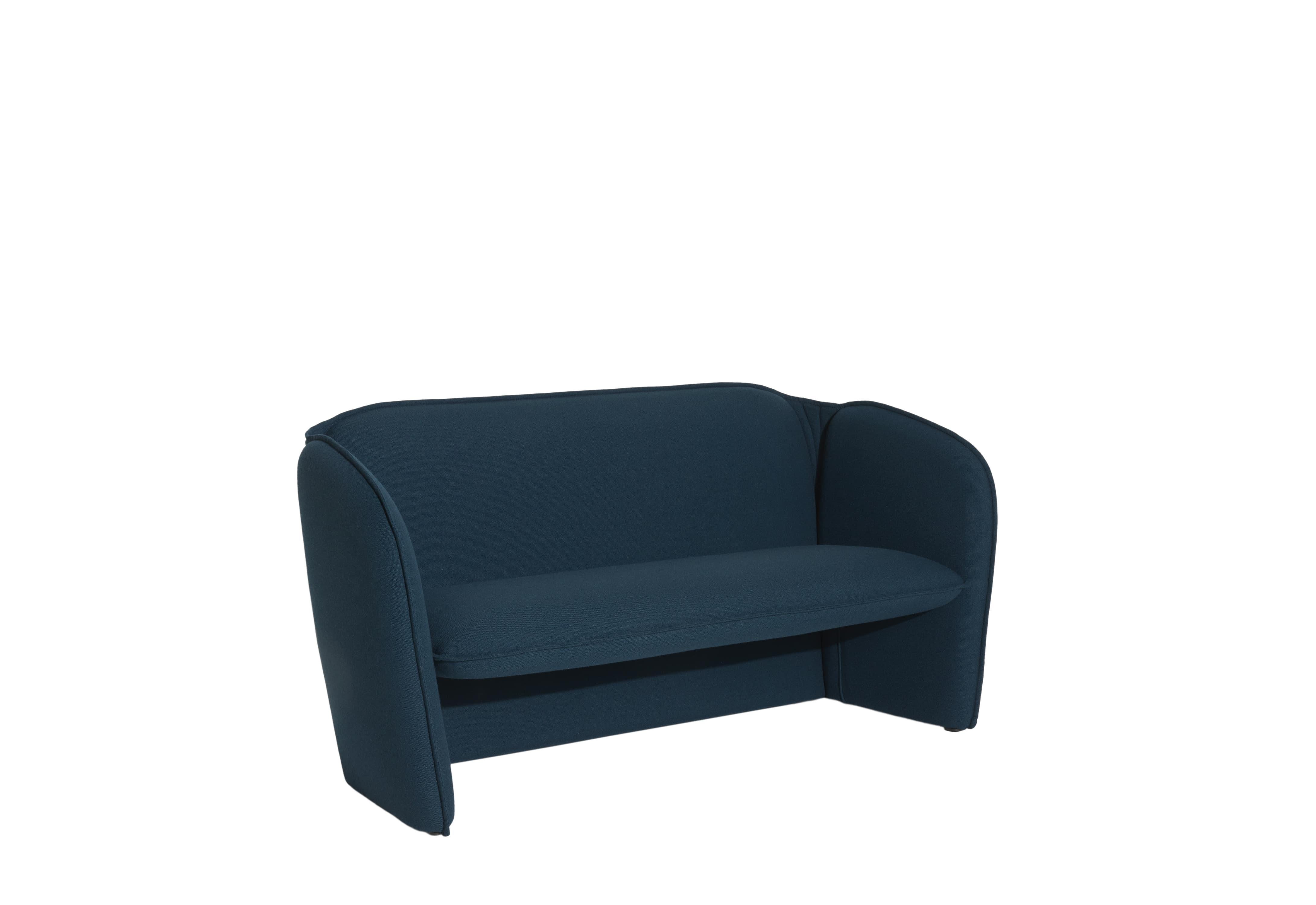 Petite Friture Lily Sofa in Marineblau von Färg & Blanche, 2022

Eine umfassende Kollektion, bestehend aus einem Sofa und einem Sessel. Mit tadellosen, prägnanten Proportionen und glatten, organischen Konturen, die ein gastfreundliches Gefühl