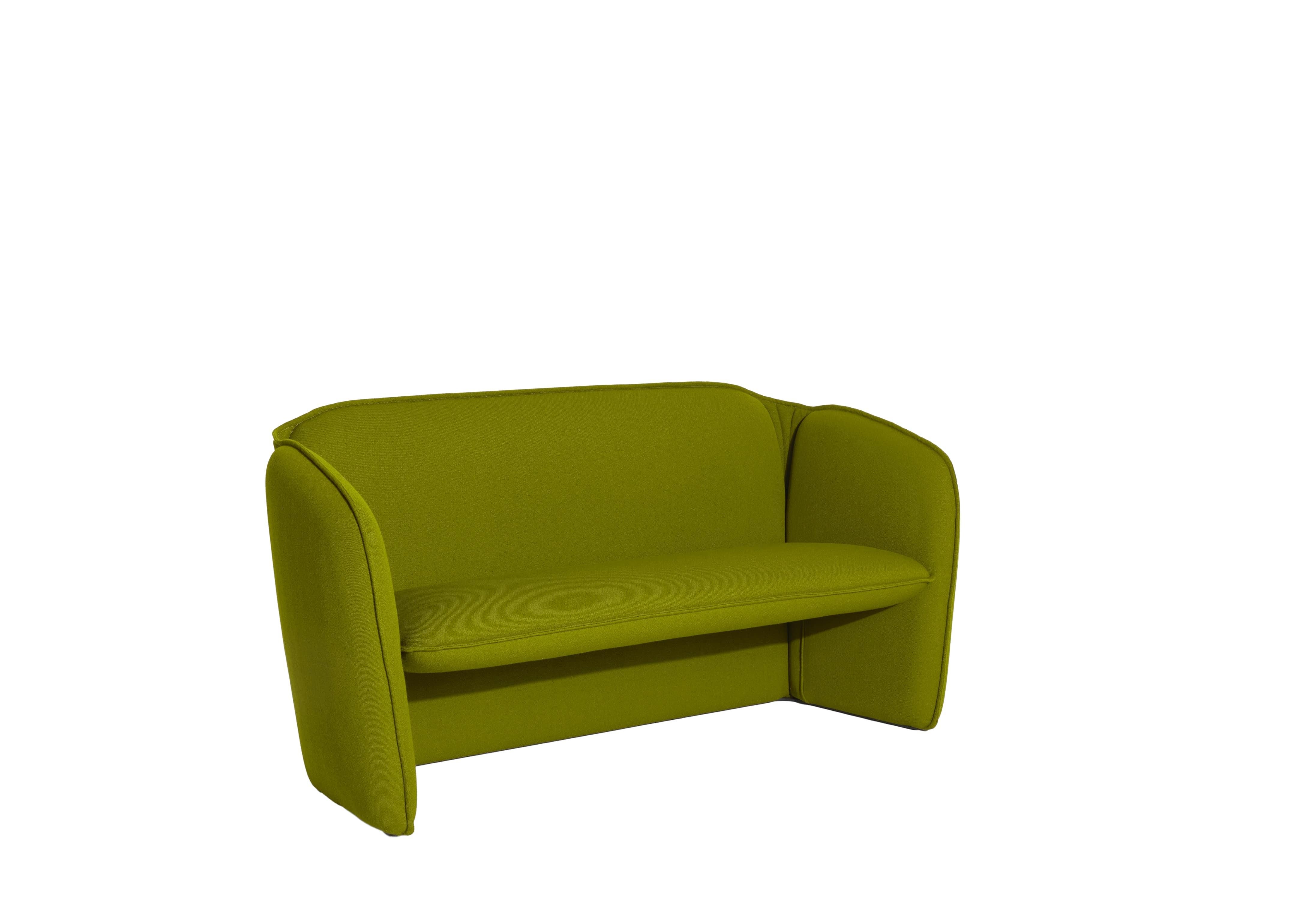 Petite Friture Lily Sofa in Olivgrün von Färg & Blanche, 2022

Eine umfassende Kollektion, bestehend aus einem Sofa und einem Sessel. Mit tadellosen, prägnanten Proportionen und glatten, organischen Konturen, die ein gastfreundliches Gefühl