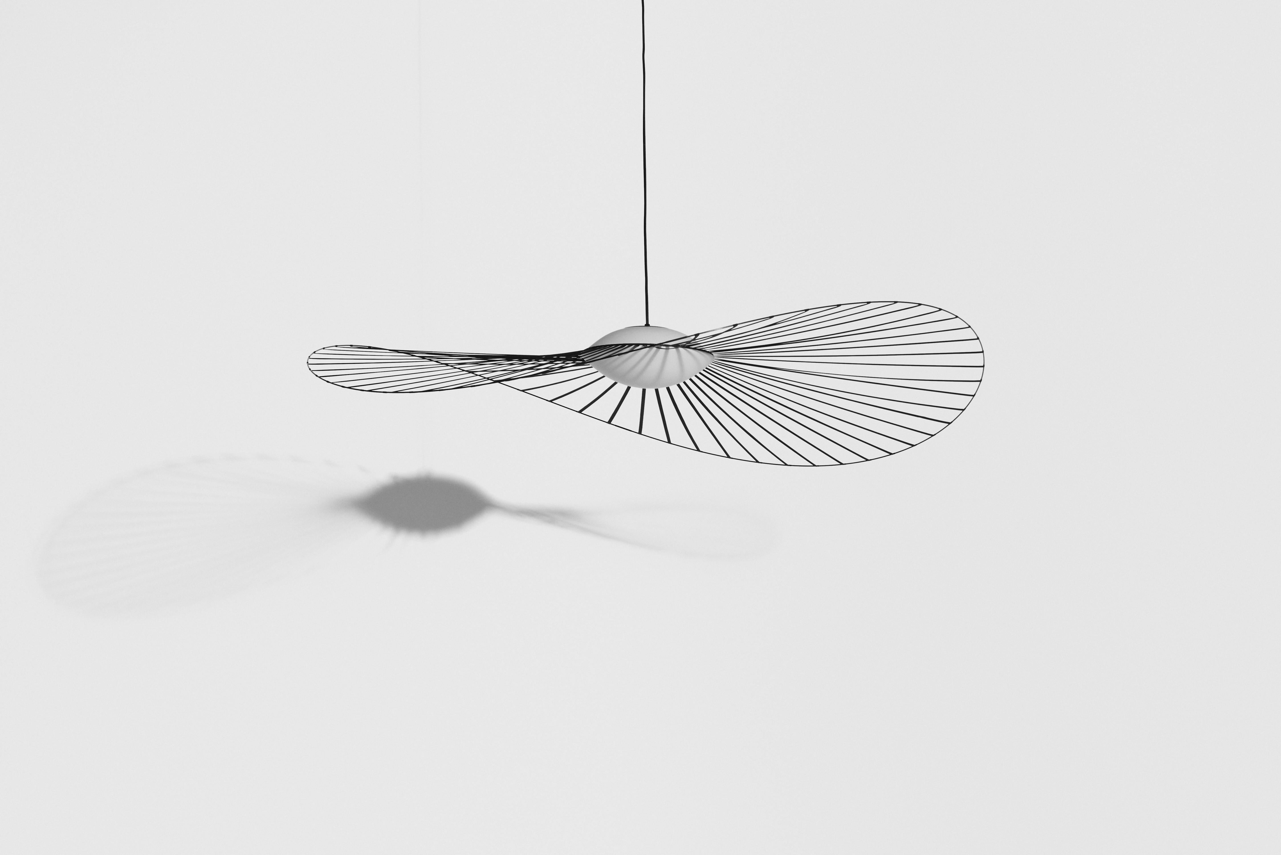 Petite Friture Medium Vertigo Nova Suspension Light in Black/White by Constance Guisset, 2020

Vertigo Nova est une collection hautement technique qui ne fait aucun compromis sur l'élégance poétique emblématique du Design/One. Une ligne qui se