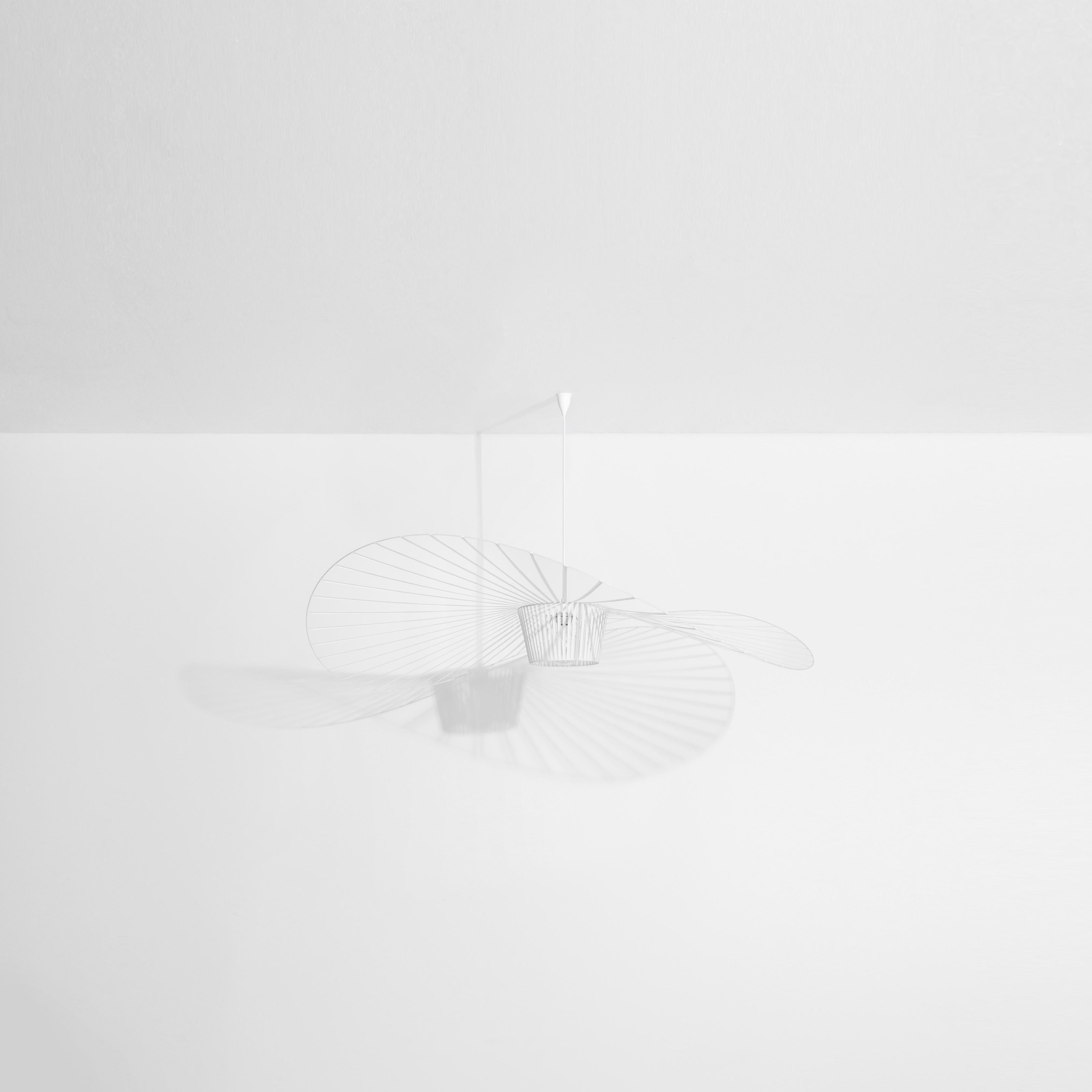 Petite Friture Medium Vertigo Suspension Light in White par Constance Guisset, 2010

Éditée par Petite Friture en 2010, la suspension Vertigo est aujourd'hui une icône du design contemporain. Avec sa structure ultra-légère en fibre de verre, tendue