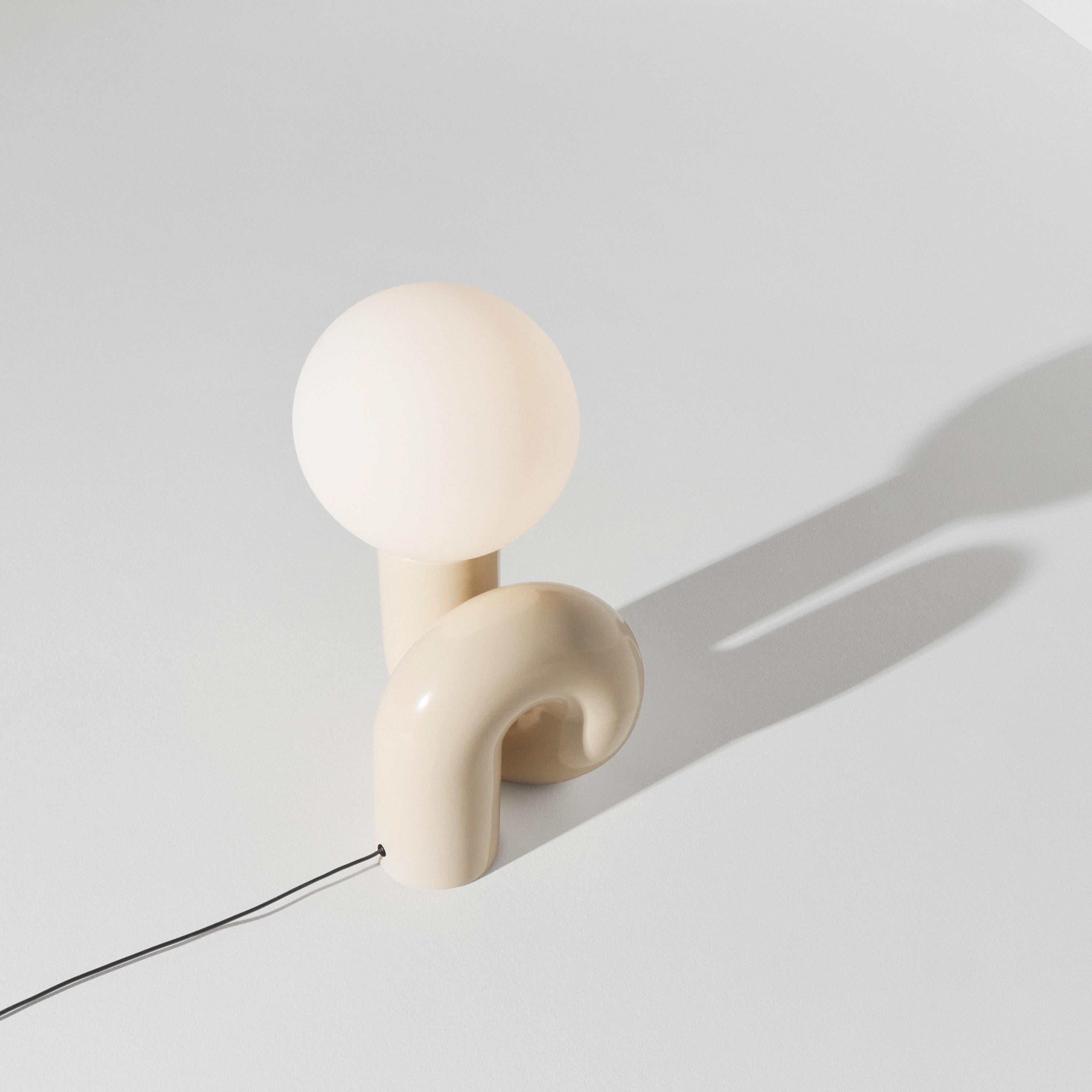 Portoghese PETITE FRITURE Neotenic, Lampada da tavolo piccola, Vaniglia, Designed by Jumbo in vendita